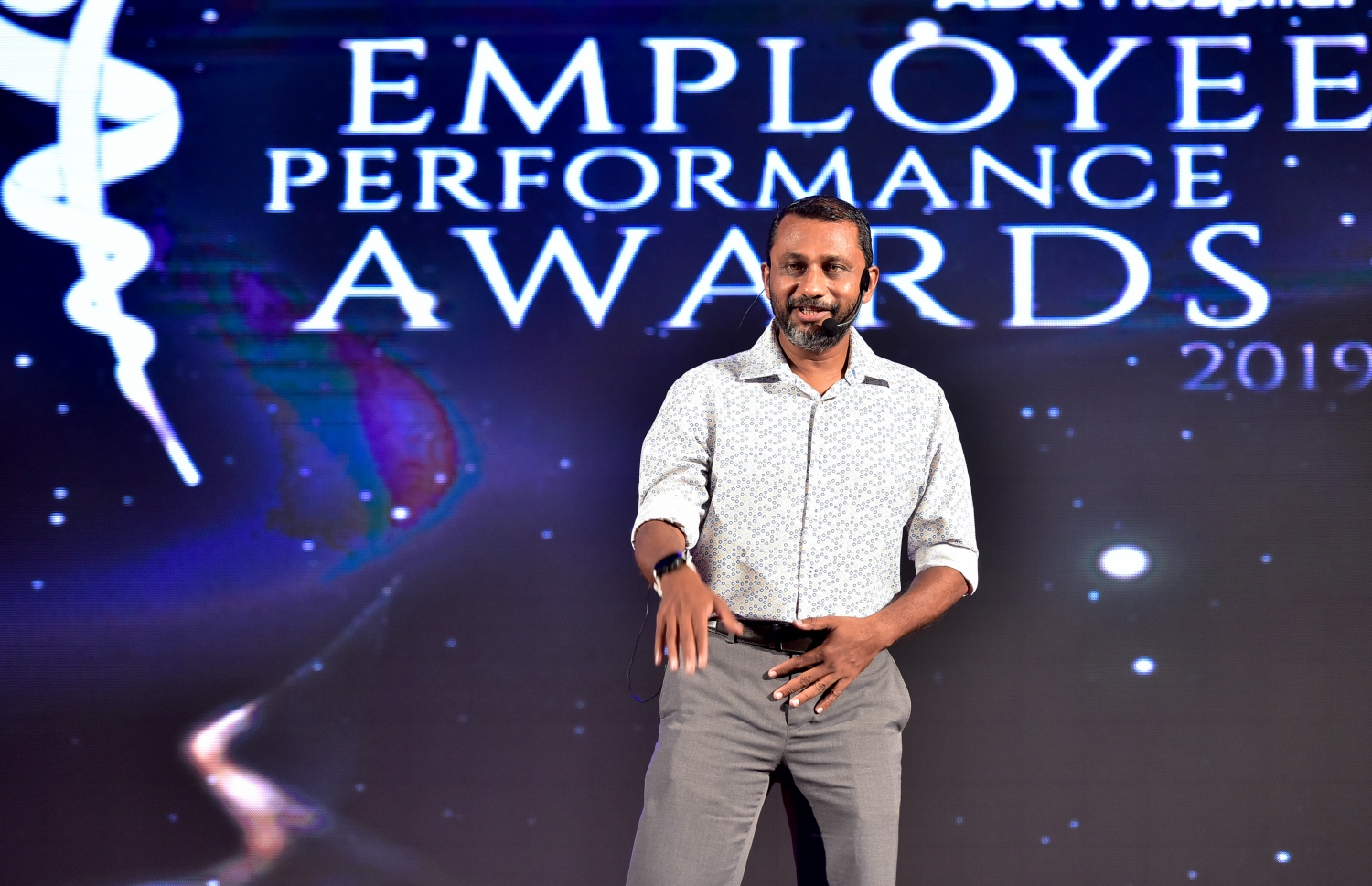 މާލެ- ޑިސެމްބަރު 8، 2019: އޭޑީކޭ ހޮސްޕިޓަލްގެ މުވައްޒަފުންގެ އަގު ވަޒަން ކުރަން ބޭއްވި ހަފްލާގައި އޭޑީކޭ ހޮސްޕިޓަލްގެ މެނޭޖިން ޑައިރެކްޓަރު އަހުމަދު އަފްއާލް ވާހަކަ ދައްކަވަނީ --. ފޮޓޯ: ނިޝާން އަލީ/ މިހާރު