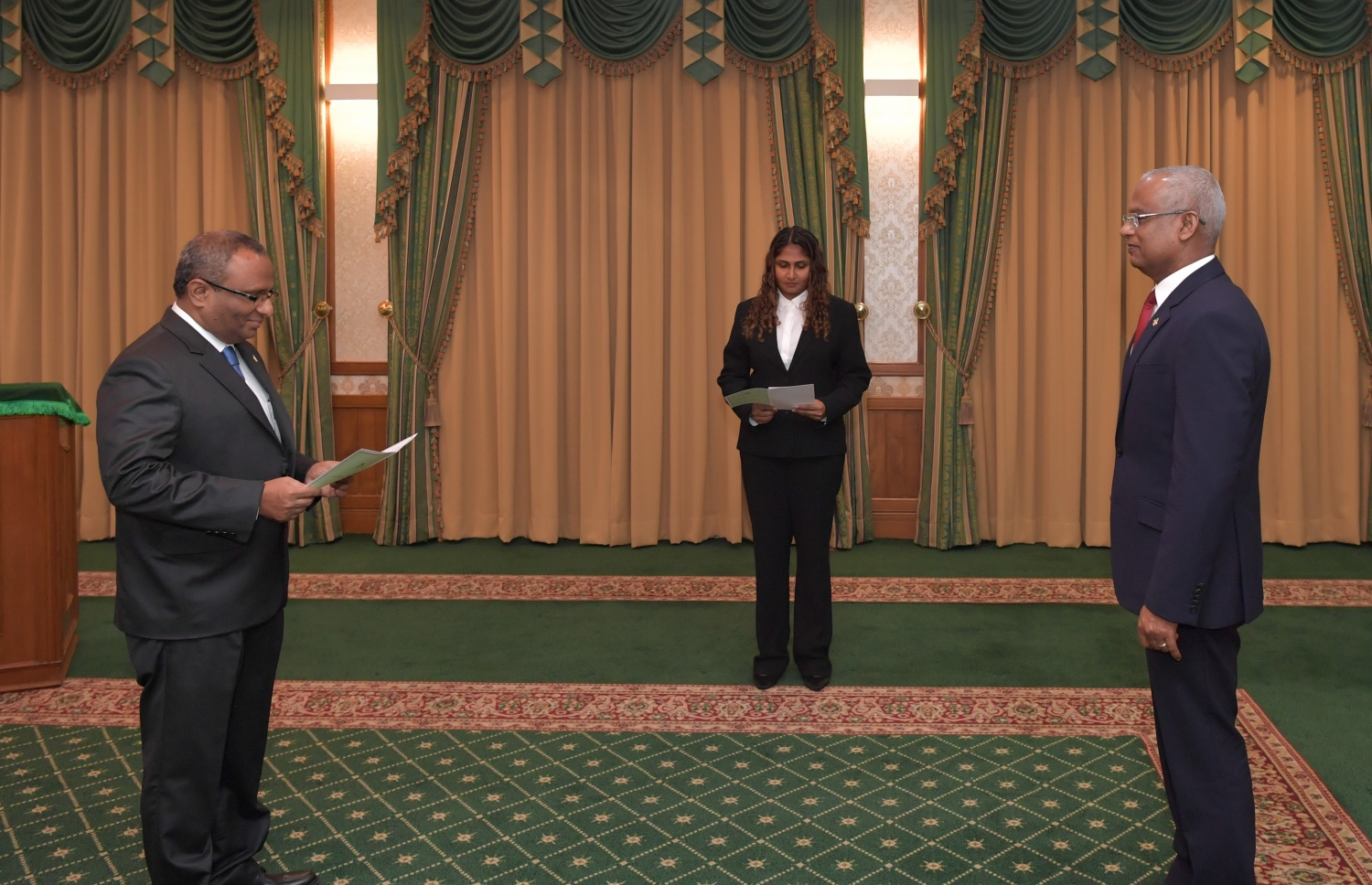 މާލެ: ޑިސެމްބަރު 8، 2019- ސުޕްރީމް ކޯޓުގެ އާ ފަނޑިޔާރު ހުސްނުއްސުއޫދު، ރައީސް އިބްރާހިމް މުހައްމަދު ސޯލިހްގެ ކުރިފުޅުމަތީގައި މަގާމުގެ ހުވާ ކުރައްވަނީ.---ފޮޓޯ: ރައީސް އޮފީސް