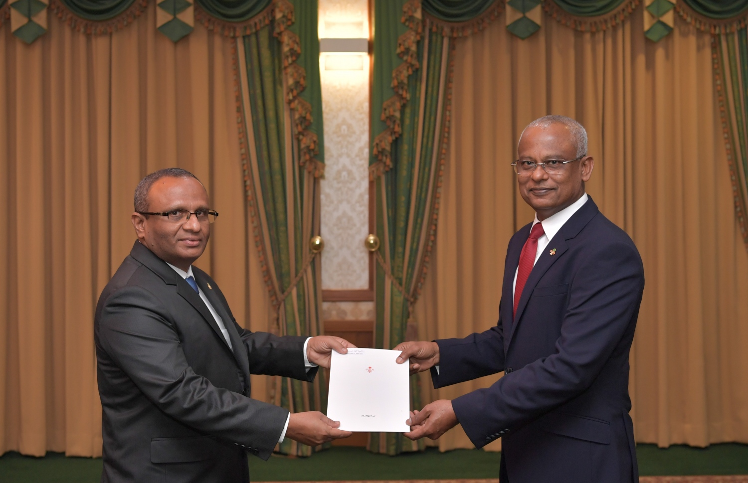 މާލެ: ޑިސެމްބަރު 8، 2019- ސުޕްރީމް ކޯޓުގެ އާ ފަނޑިޔާރަކަށް ހުސްނުއްސުއޫދު އައްޔަން ކުރައްވައި، އެމަނިކުފާނާ ރައީސް އިބްރާހިމް މުހައްމަދު ސޯލިހް މަގާމުގެ ލިޔުން ހަވާލު ކޮށްދެއްވަނީ.---ފޮޓޯ: ރައީސް އޮފީސް