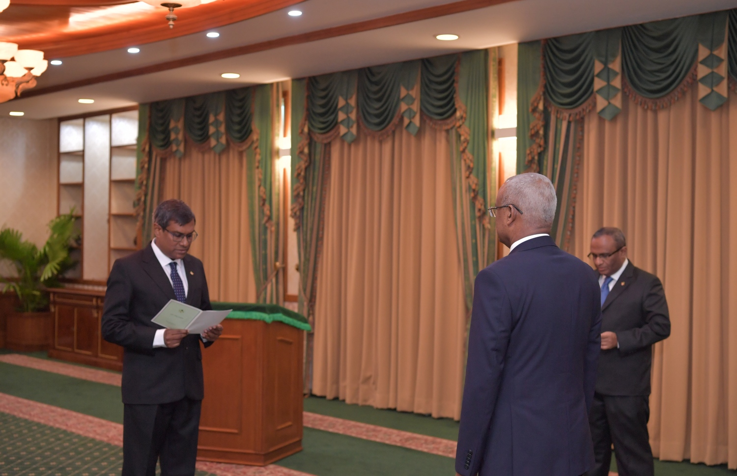 މާލެ: ޑިސެމްބަރު 8، 2019- އާ އުއްތަމަ ފަނޑިޔާރު އަހުމަދު މުއުތަސިމް އަދުނާން، ރައީސް އިބްރާހިމް މުހައްމަދު ސޯލިހްގެ ކުރިފުޅުމަތީގައި މަގާމުގެ ހުވާ ކުރައްވަނީ.---ފޮޓޯ: ރައީސް އޮފީސް