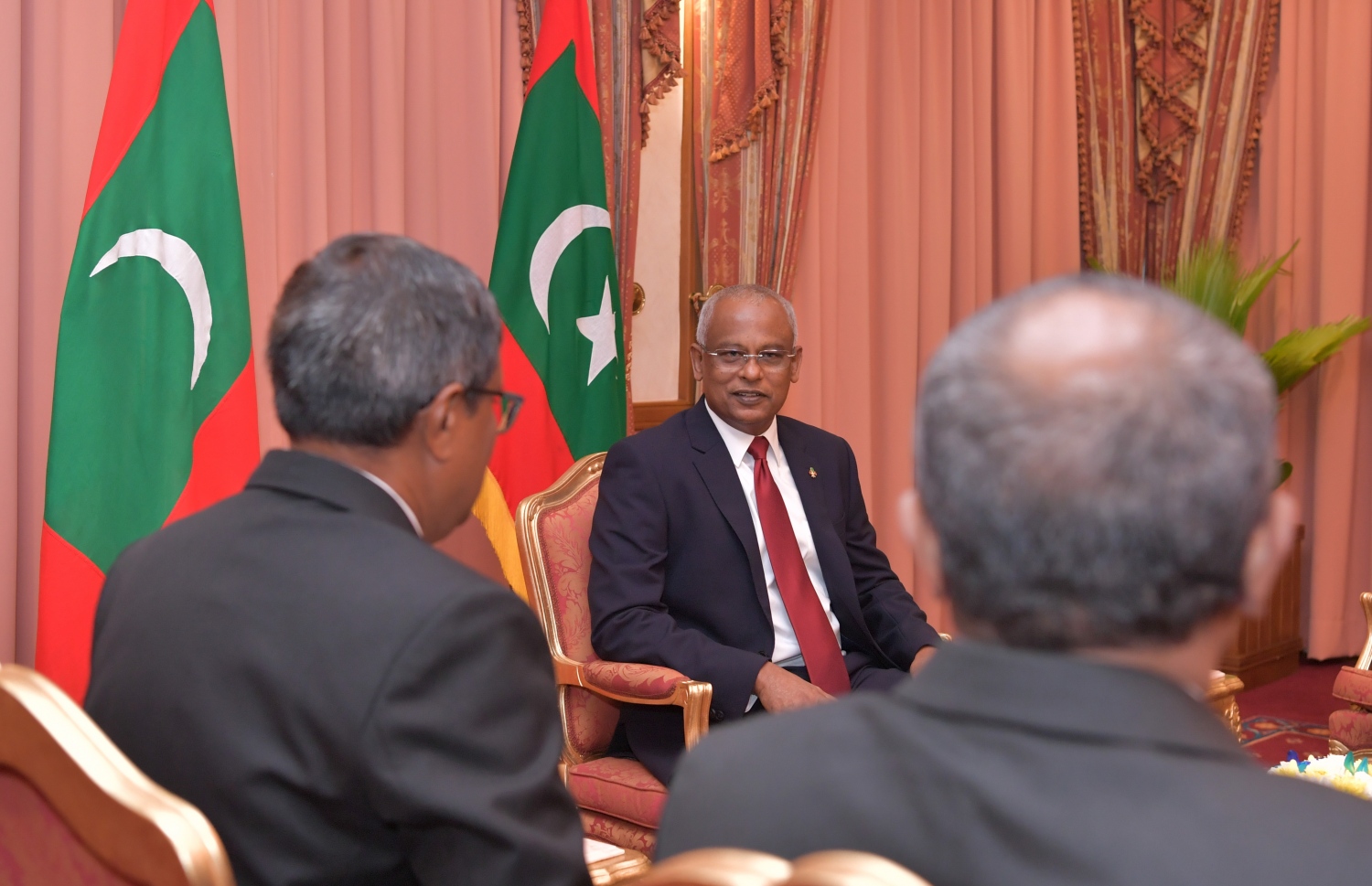 މާލެ: ޑިސެމްބަރު 8، 2019- އުއްތަމަ ފަނޑިޔާރަކަށް އަލަށް އައްޔަން ކުރެއްވި އަހުމަދު މުއުތަސިމް އަދުނާނާއި ސުޕްރީމް ކޯޓުގެ އާ ފަނޑިޔާރު ހުސްނުއްސުއޫދު މަގާމުގެ ހުވާ ކުރެއްވުމަށް ފަހު، އެ ދެ ބޭފުޅުންނާ ރައީސް އިބްރާހިމް މުހައްމަދު ސޯލިހް ބައްދަލު ކުރައްވަނީ.---ފޮޓޯ: ރައީސް އޮފީސް