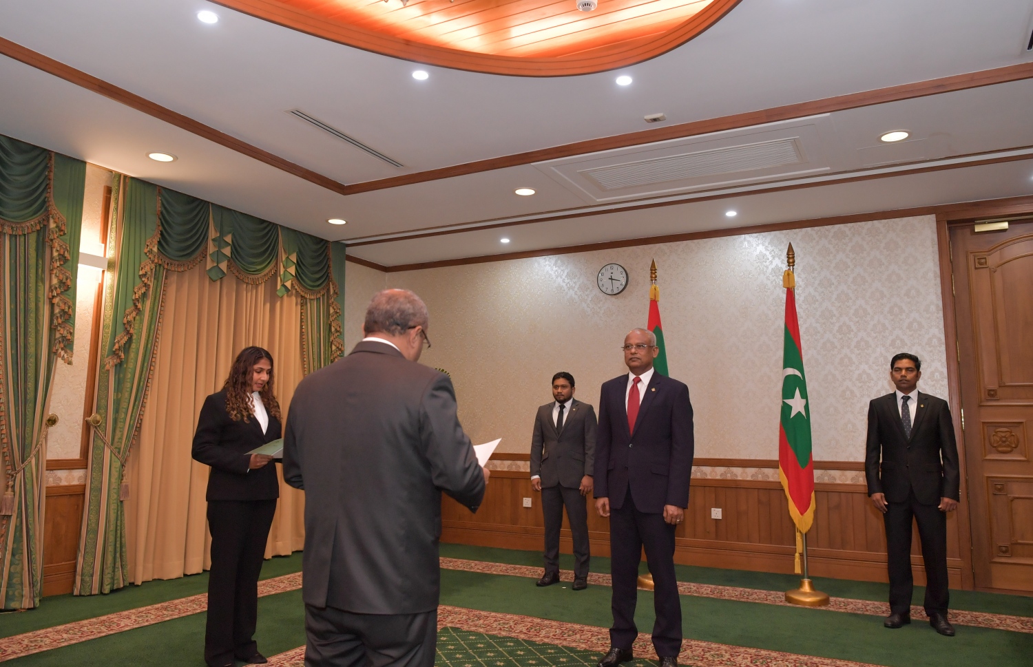 މާލެ: ޑިސެމްބަރު 8، 2019- ސުޕްރީމް ކޯޓުގެ އާ ފަނޑިޔާރު ހުސްނުއްސުއޫދު، ރައީސް އިބްރާހިމް މުހައްމަދު ސޯލިހްގެ ކުރިފުޅުމަތީގައި މަގާމުގެ ހުވާ ކުރައްވަނީ.---ފޮޓޯ: ރައީސް އޮފީސް