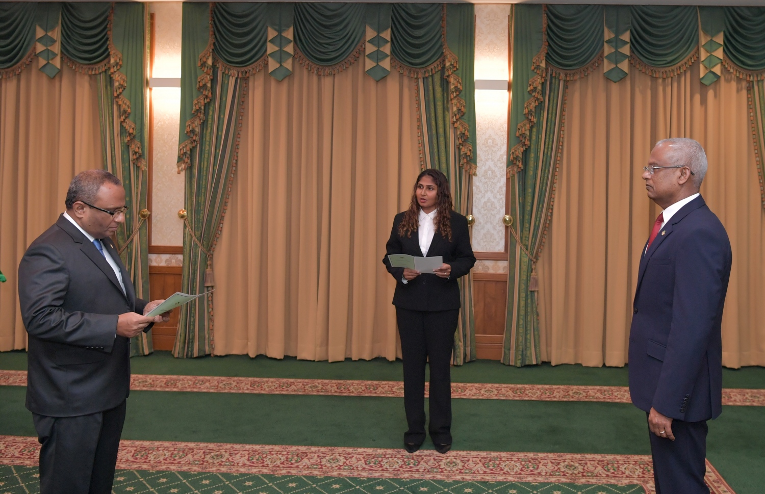 މާލެ: ޑިސެމްބަރު 8، 2019- ސުޕްރީމް ކޯޓުގެ އާ ފަނޑިޔާރު ހުސްނުއްސުއޫދު، ރައީސް އިބްރާހިމް މުހައްމަދު ސޯލިހްގެ ކުރިފުޅުމަތީގައި މަގާމުގެ ހުވާ ކުރައްވަނީ.---ފޮޓޯ: ރައީސް އޮފީސް