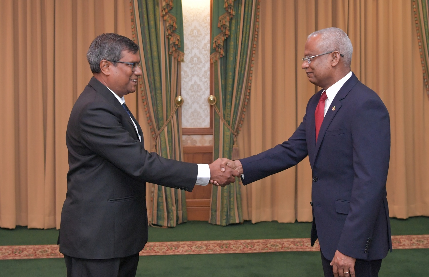 މާލެ: ޑިސެމްބަރު 8، 2019- އުއްތަމަ ފަނޑިޔާރަކަށް އަހުމަދު މުއުތަސިމް އަދުނާން އައްޔަން ކުރެއްވުމަށް ފަހު، އެމަނިކުފާނާ ރައީސް އިބްރާހިމް މުހައްމަދު ސޯލިހް ސަލާމް ކުރައްވަނީ.---ފޮޓޯ: ރައީސް އޮފީސް