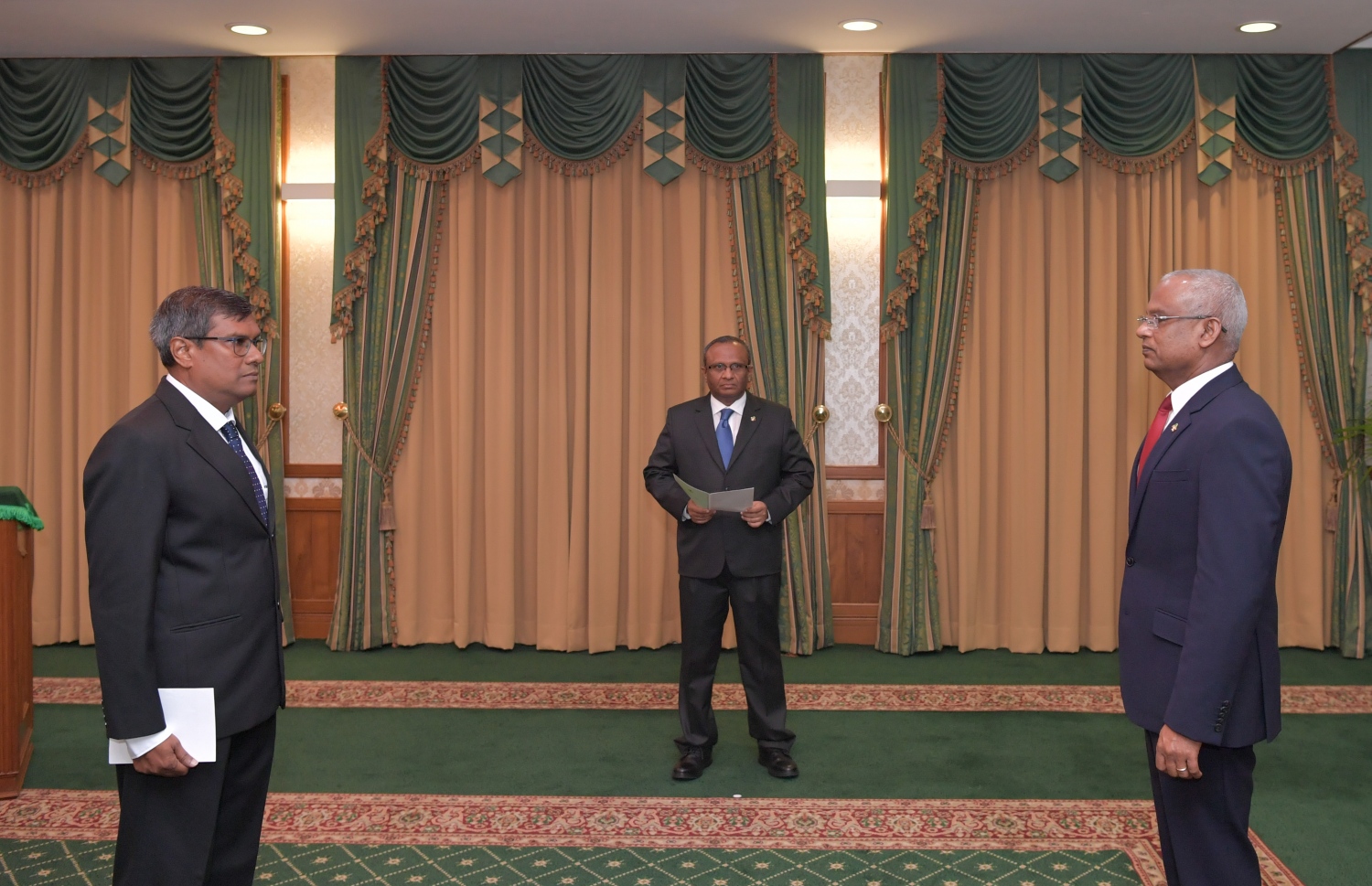 މާލެ: ޑިސެމްބަރު 8، 2019- އާ އުއްތަމަ ފަނޑިޔާރު އަހުމަދު މުއުތަސިމް އަދުނާން، ރައީސް އިބްރާހިމް މުހައްމަދު ސޯލިހްގެ ކުރިފުޅުމަތީގައި މަގާމުގެ ހުވާ ކުރައްވަނީ.---ފޮޓޯ: ރައީސް އޮފީސް