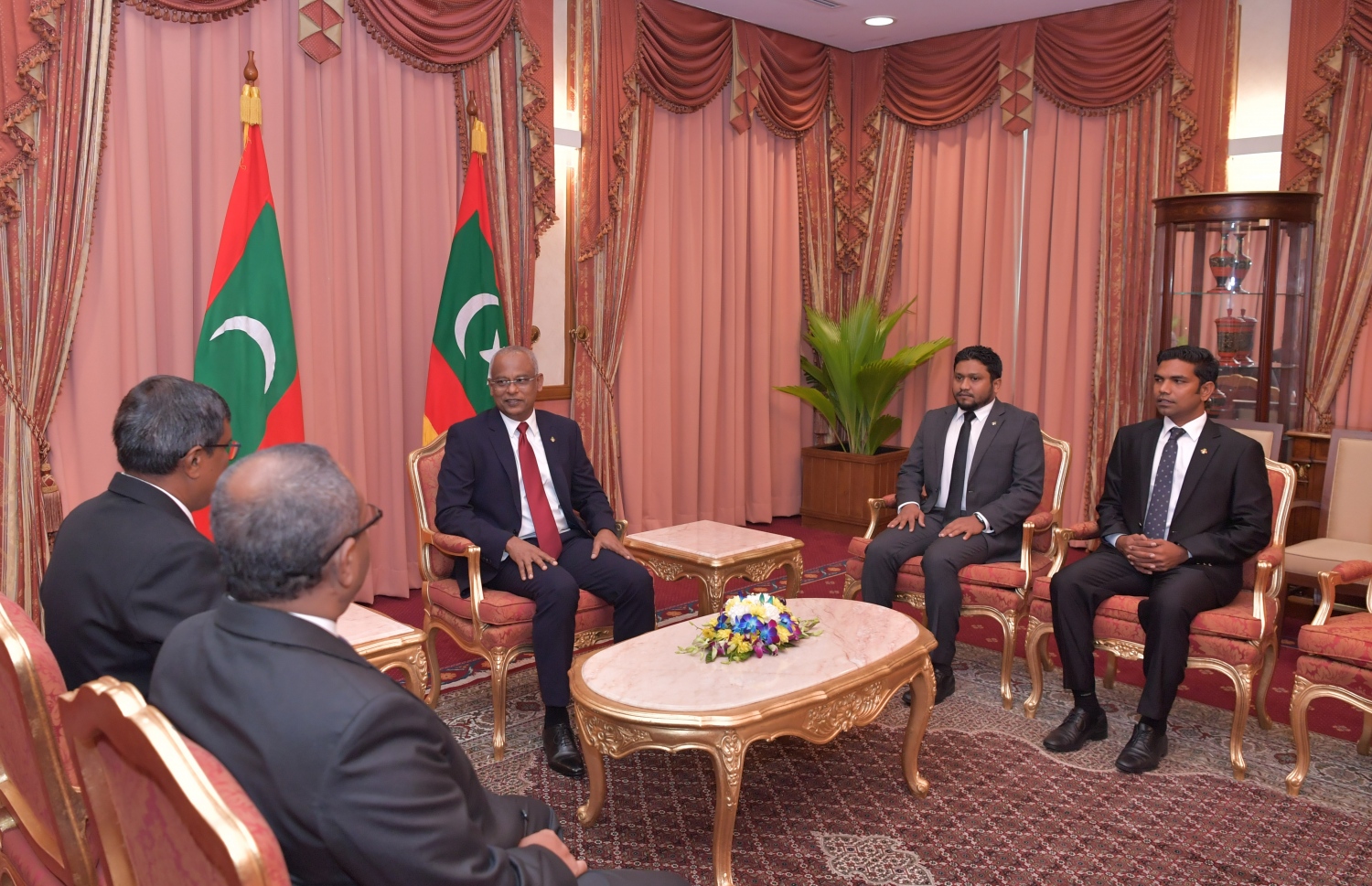 މާލެ: ޑިސެމްބަރު 8، 2019- އުއްތަމަ ފަނޑިޔާރަކަށް އަލަށް އައްޔަން ކުރެއްވި އަހުމަދު މުއުތަސިމް އަދުނާނާއި ސުޕްރީމް ކޯޓުގެ އާ ފަނޑިޔާރު ހުސްނުއްސުއޫދު މަގާމުގެ ހުވާ ކުރެއްވުމަށް ފަހު، އެ ދެ ބޭފުޅުންނާ ރައީސް އިބްރާހިމް މުހައްމަދު ސޯލިހް ބައްދަލު ކުރައްވަނީ.---ފޮޓޯ: ރައީސް އޮފީސް