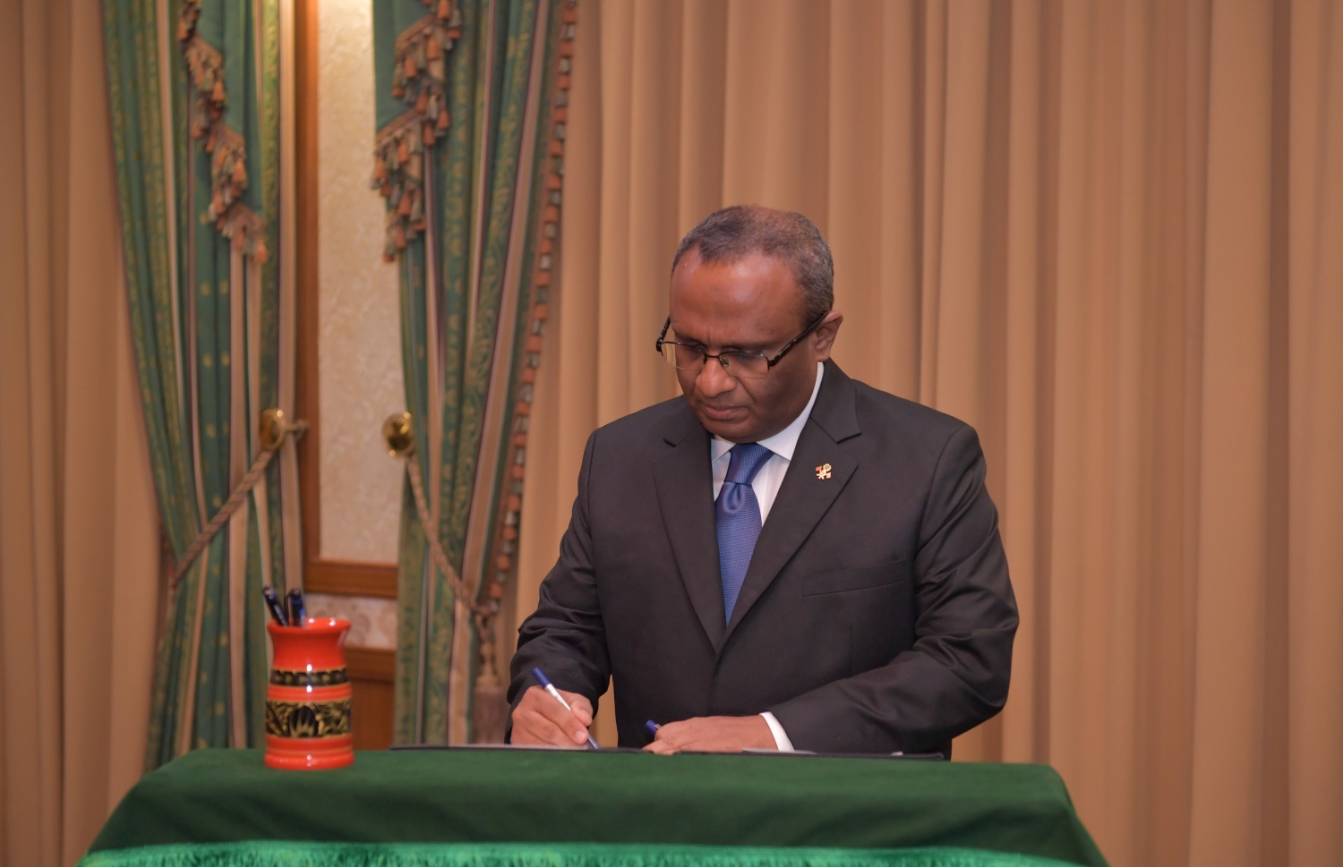 މާލެ: ޑިސެމްބަރު 8، 2019- ސުޕްރީމް ކޯޓުގެ ފަނޑިޔާރުގެ މަގާމުގެ ހުވާ ކުރެއްވުމަށް ފަހު، މަގާމުގެ ލިޔުމުގައި ހުސްނުއްސުއޫދު ސޮއިކުރައްވަނީ.---ފޮޓޯ: ރައީސް އޮފީސް