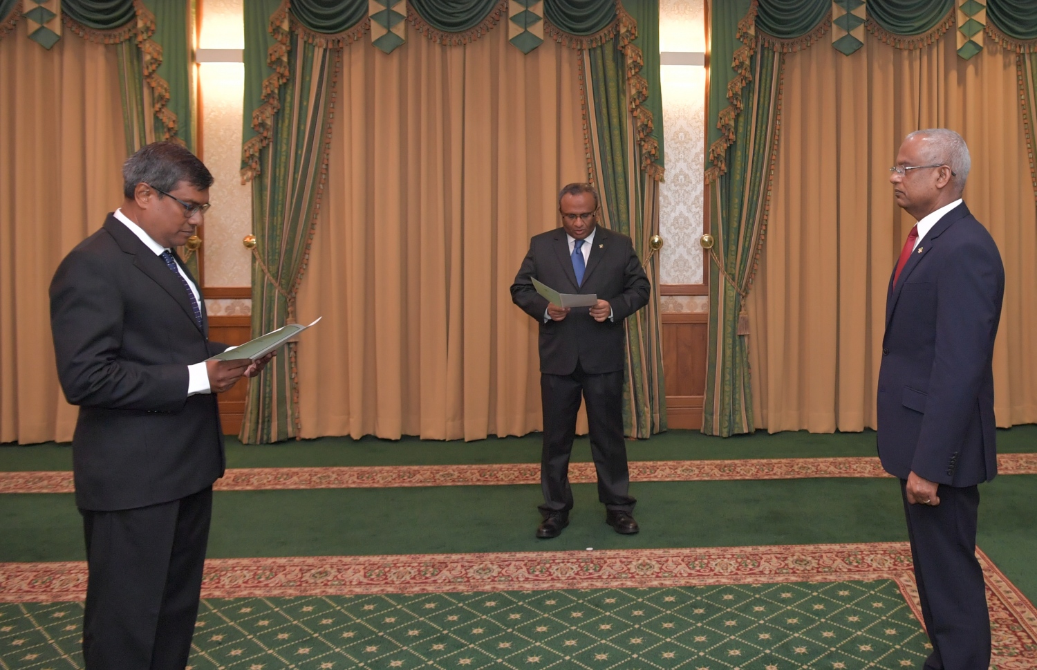 މާލެ: ޑިސެމްބަރު 8، 2019- އާ އުއްތަމަ ފަނޑިޔާރު އަހުމަދު މުއުތަސިމް އަދުނާން، ރައީސް އިބްރާހިމް މުހައްމަދު ސޯލިހްގެ ކުރިފުޅުމަތީގައި މަގާމުގެ ހުވާ ކުރައްވަނީ.---ފޮޓޯ: ރައީސް އޮފީސް