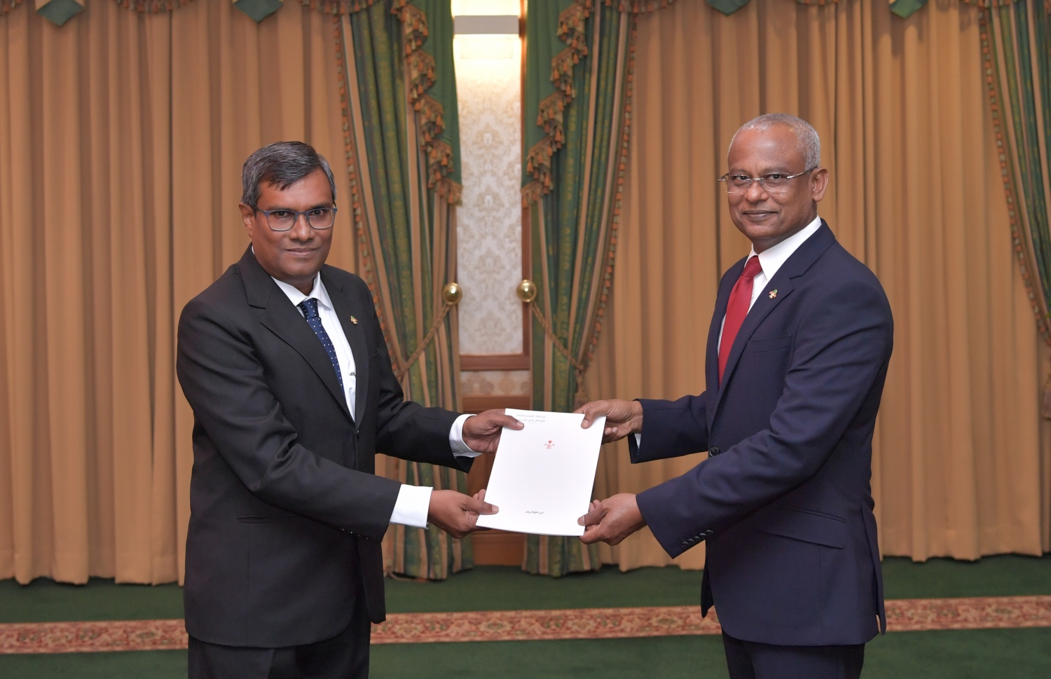 މާލެ: ޑިސެމްބަރު 8، 2019- އުއްތަމަ ފަނޑިޔާރަކަށް އަހުމަދު މުއުތަސިމް އަދުނާން އައްޔަން ކުރައްވައި، އެމަނިކުފާނާ ރައީސް އިބްރާހިމް މުހައްމަދު ސޯލިހް މަގާމުގެ ލިޔުން ހަވާލު ކޮށްދެއްވަނީ.---ފޮޓޯ: ރައީސް އޮފީސް