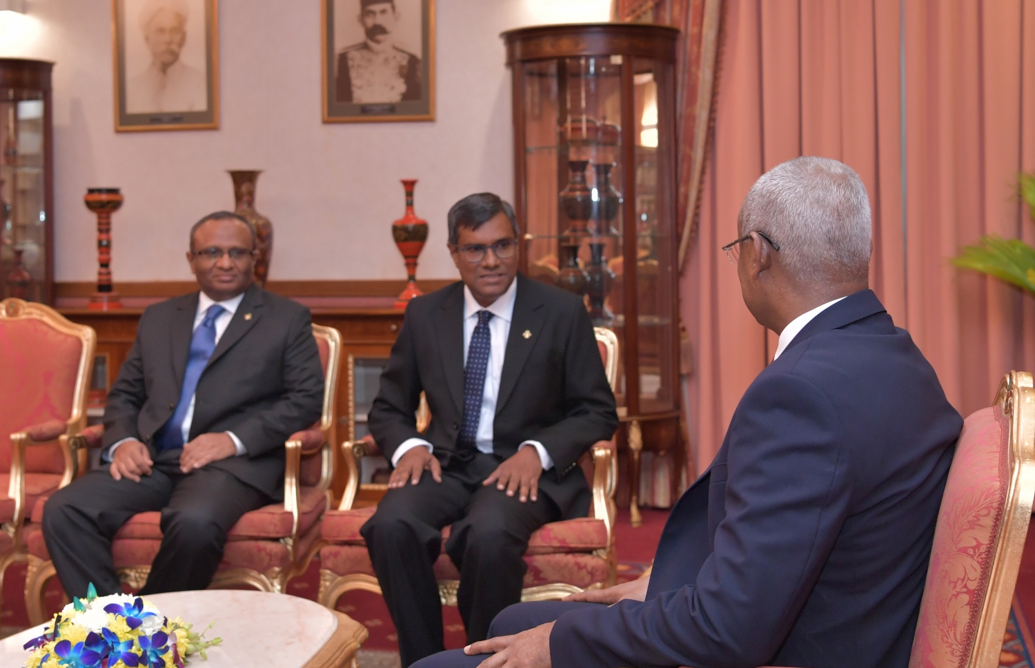 މާލެ: ޑިސެމްބަރު 8، 2019- އުއްތަމަ ފަނޑިޔާރަކަށް އަލަށް އައްޔަން ކުރެއްވި އަހުމަދު މުއުތަސިމް އަދުނާނާއި ސުޕްރީމް ކޯޓުގެ އާ ފަނޑިޔާރު ހުސްނުއްސުއޫދު މަގާމުގެ ހުވާ ކުރެއްވުމަށް ފަހު، އެ ދެ ބޭފުޅުންނާ ރައީސް އިބްރާހިމް މުހައްމަދު ސޯލިހް ބައްދަލު ކުރައްވަނީ.---ފޮޓޯ: ރައީސް އޮފީސް