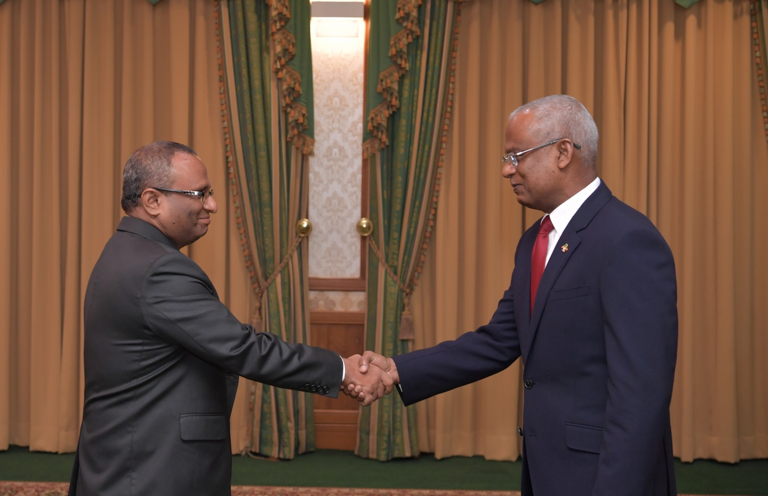 މާލެ: ޑިސެމްބަރު 8، 2019- ސުޕްރީމް ކޯޓަށް އަލަށް އައްޔަން ކުރެއްވި ފަނޑިޔާރު ހުސްނުއްސުއޫދާ ރައީސް އިބްރާހިމް މުހައްމަދު ސޯލިހް ސަލާމް ކުރައްވަނީ.---ފޮޓޯ: ރައީސް އޮފީސް