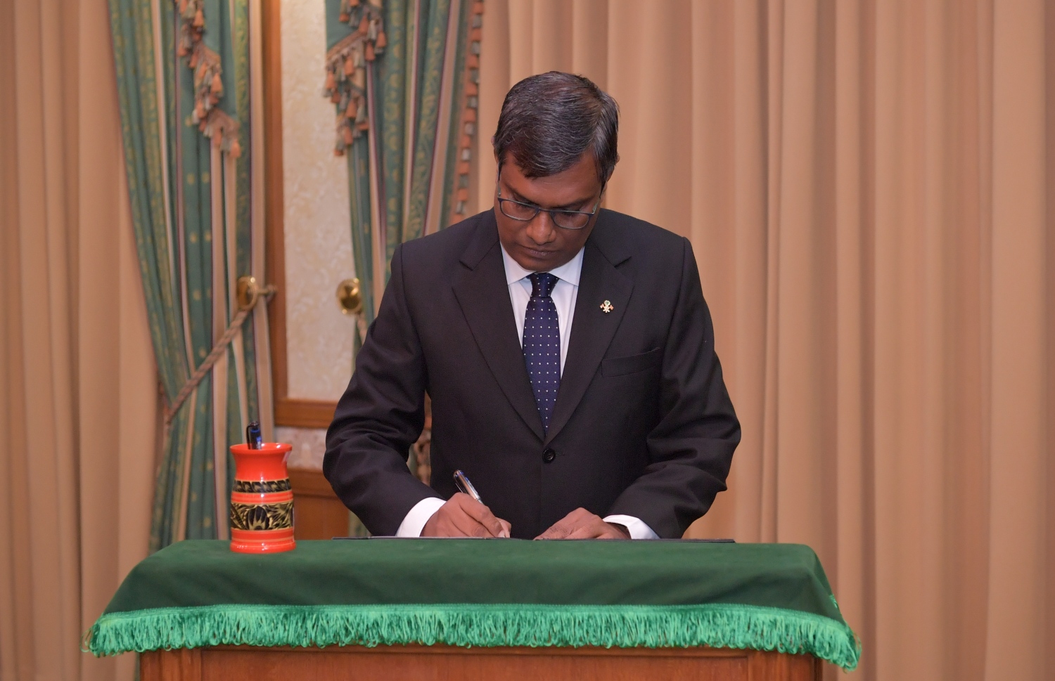 މާލެ: ޑިސެމްބަރު 8، 2019- އާ އުއްތަމަ ފަނޑިޔާރު އަހުމަދު މުއުތަސިމް އަދުނާން މަގާމުގެ ހުވާ ކުރެއްވުމަށް ފަހު، މަގާމުގެ ލިޔުމުގައި ސޮއިކުރައްވަނީ.---ފޮޓޯ: ރައީސް އޮފީސް