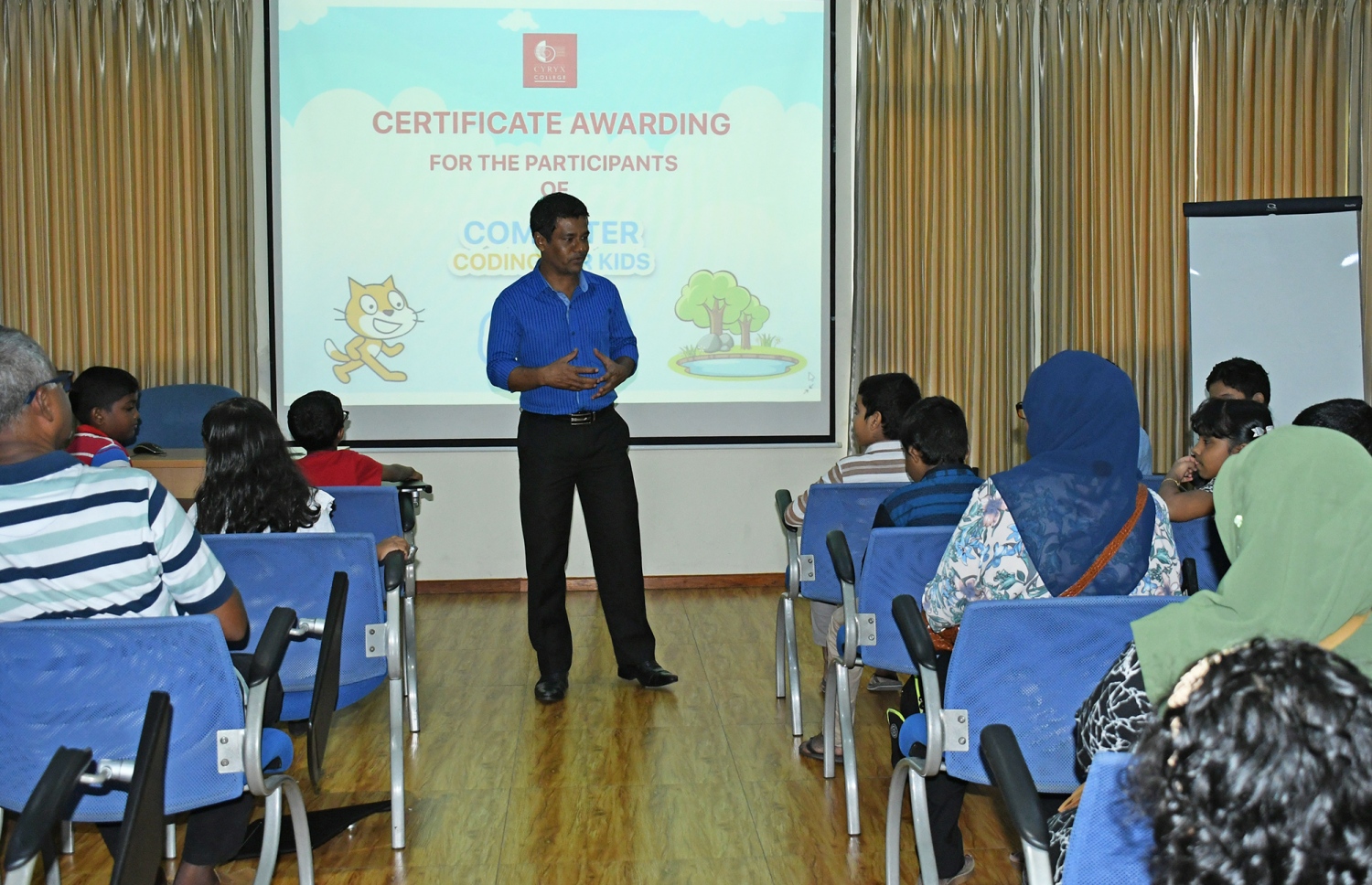 ކޯޑިން ފޮ ކިޑްސް ފުރިހަމަ ކުރި ދަރިވަރުންނަށް ބޭއްވި ނިންމުމުގެ ރަސްމިއްޔާތުގައި ބައިވެރިވި ބައެއް ދަރިވަރުން -- ފޮޓޯ: ސައިރިކްސް ކޮލެޖް