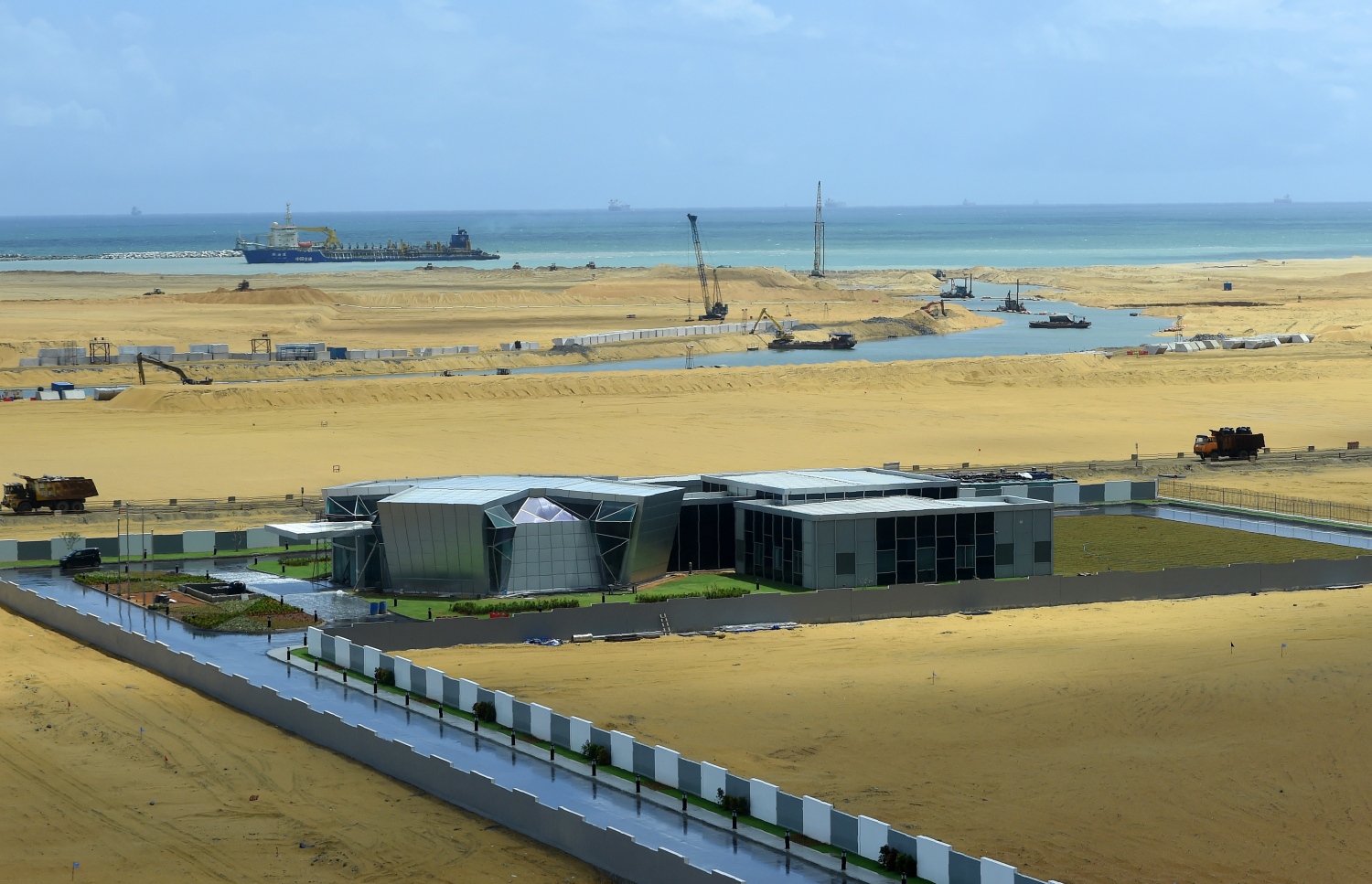 ޖޫން 18، 2018: ކޮލަމްބޯ ޕޯޓް ސިޓީގެ ބިން ހިއްކުމުގެ މަސައްކަތް ކުރިއަށް ދަނީ. --ފޮޓޯ:އޭއެފްޕީ