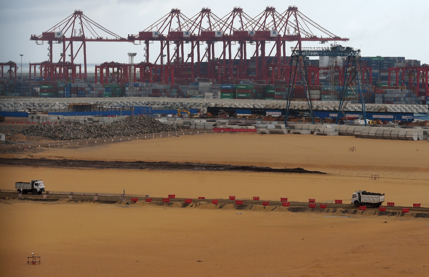 ޖޫން 18، 2018: ކޮލަމްބޯ ޕޯޓް ސިޓީގެ ބިން ހިއްކުމުގެ މަސައްކަތް ކުރިއަށް ދަނީ. --ފޮޓޯ:އޭއެފްޕީ