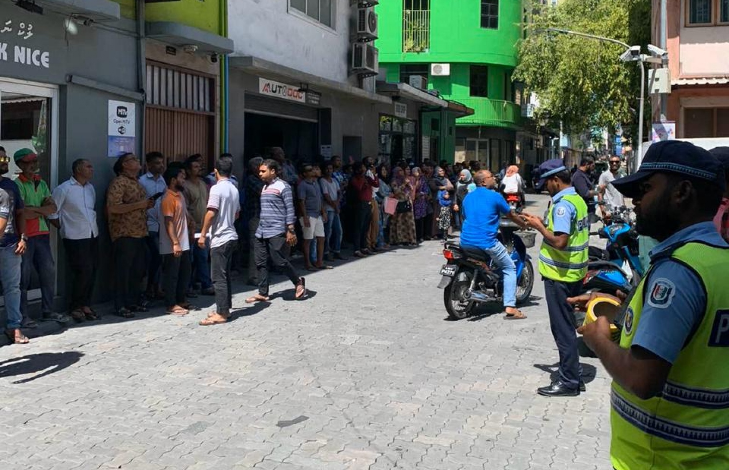 ޓެރަސްމައްޗަށް ވެއްޓިފައި އޮތް މީހާ ފެނުނު މއ. ޓޮމާޓޯގޭ ކައިރިއަށް އެއްވެފައި ތިބި މީހުން.-