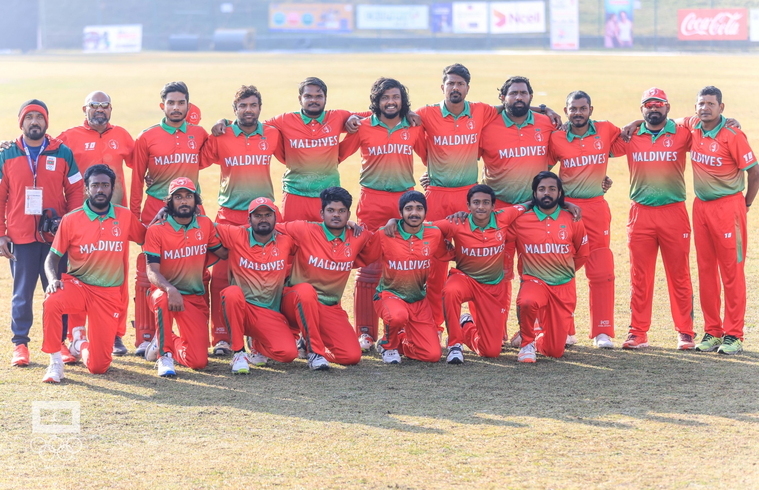 ސައުތު އޭޝިއަން ގޭމްސްގައި ވާދަކުރި ގައުމީ ފިރިހެން ކްރިކެޓް ޓީމާއި އެސޯސިއޭޝަންގެ ރައީސް އަފްލާހު ފޮޓޯ އަކަށް ހުއްޓިގެން. -- އެމްއޯސީ ފޮޓޯ: އަބްދުﷲ އަބީދު