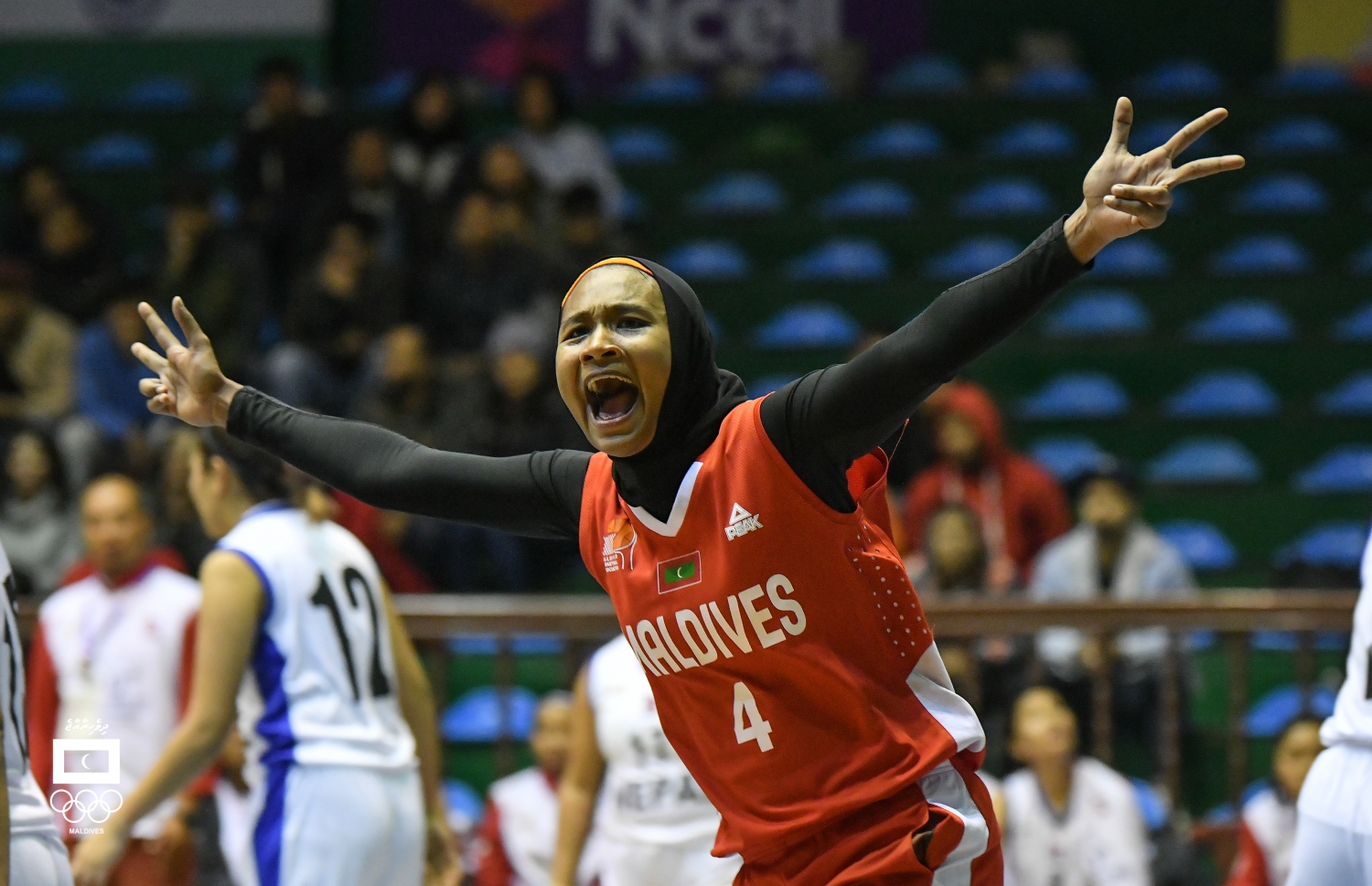 މިއަދުގެ މެޗުގައި ޕޮއިންޓެއް ހޯދުމަށް ފަހު އަންހެން ޓީމުގެ ކެޕްޓަން ޝިއުރާ އުފާފާޅުކުރަނީ. -- އެމްއޯސީ ފޮޓޯ: ހުސެއިން ވަހީދު