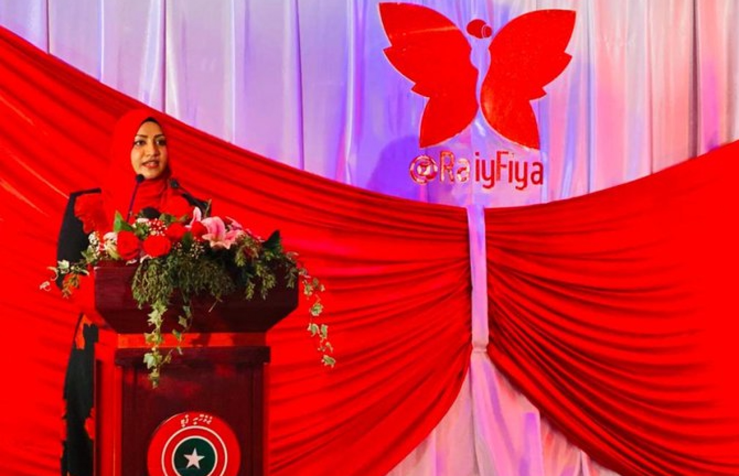 ޖުމްހޫރީ ޕާޓީގެ އަންހެނުންގެ ގޮފި "ރަތް ފިޔަ" އިފްތިތާހު ކުރުމަށް މިރޭ ބޭއްވި ރަސްމިއްޔާތުގައި އެ ޕާޓީގެ ލީޑަރު ގާސިމްގެ އަނބިކަނބަލުން އަދި ޓްރާންސްޕޯޓް މިނިސްޓަރު ނަހުލާ ވާހަކަ ދައްކަވަނީ.