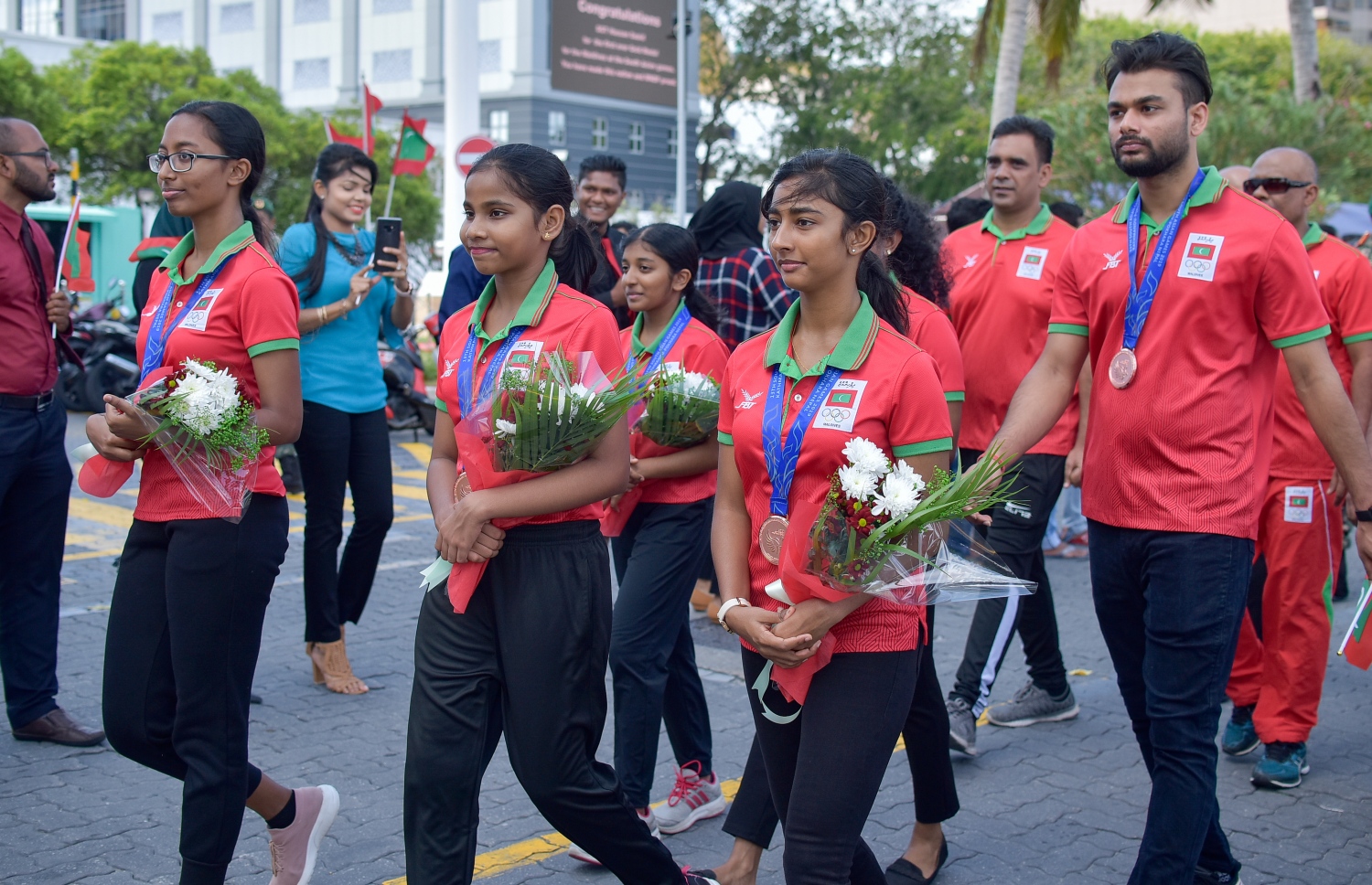 ލޯ މެޑަލް ހޯދި އަންހެން ޓޭބަލް ޓެނިސް ޓީމުގެ ތިން ކުޅުންތެރިން ކަމަށްވާ ރަފާ (ކ) އާއި ދީމާ (މ) އަދި ލައިސާ (ވ) މަރުހަބާގެ މާބޮނޑި ހިފައިގެން. --ފޮޓޯ: ނިޝާން އަލީ/ މިހާރު