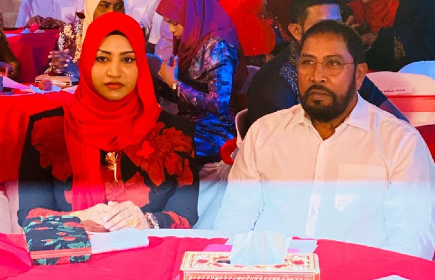 ޖުމްހޫރީ ޕާޓީގެ އަންހެނުންގެ ގޮފި "ރަތް ފިޔަ" އިފްތިތާހު ކުރުމަށް ރޭ ބޭއްވި ރަސްމިއްޔާތުގައި އެ ޕާޓީގެ ލީޑަރު ގާސިމާއި އޭނާގެ އަނބިކަނބަލުން އަދި ޓްރާންސްޕޯޓް މިނިސްޓަރު ނަހުލާ ބައިވެރިވެވަޑައިގަންނަވަނީ.