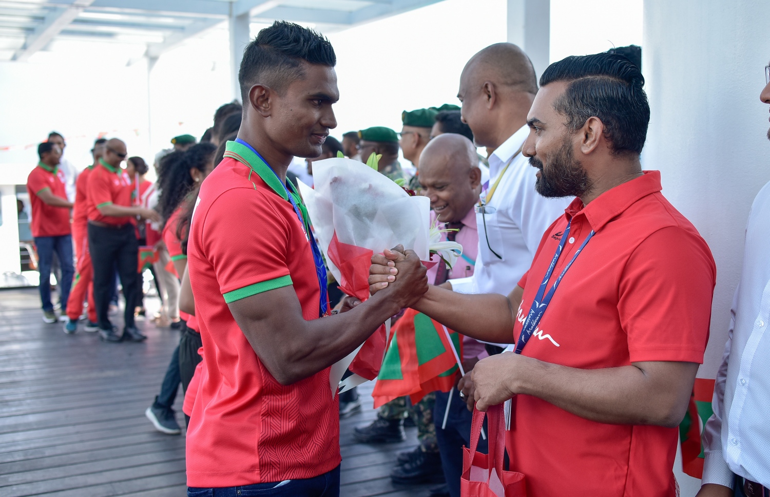 ރަން މެޑަލް ހޯދި ސާއިދު (ވ) އަށް މޫސާ ވަސީމް މަރުހަބާ ކިޔަނީ. --ފޮޓޯ: ނިޝާން އަލީ/ މިހާރު