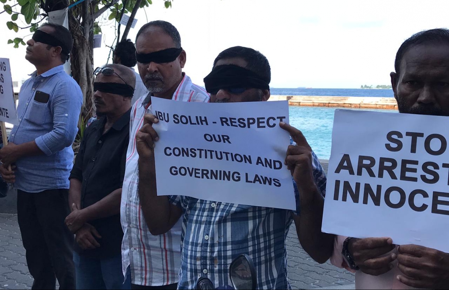 ރައީސް އަބްދުﷲ ޔާމީން މިނިވަން ކުރުމަށް ގޮވާލައި ރާއްޖޭގައި ހުންނަ އދ. އޮފީހުގެ ކުރިމަތީގައި ބޭއްވި މުޒާހަރާ-- ފޮޓޯ: ޕީއެންސީ