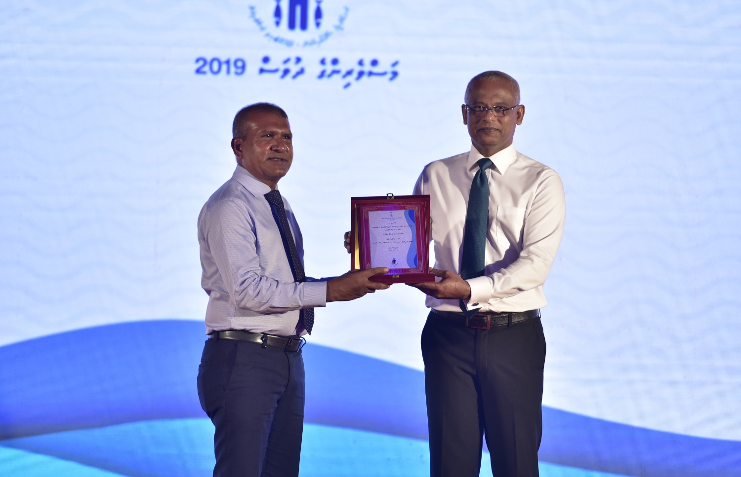 މަސްވެރިންގެ ދުވަހުގެ ޖަލްސާގައި، މަސްވެރިކަމުގެ ދާއިރާގައި ފާހަގަކޮށްލެވޭ ބޭފުޅުނަށް ރައީސް ހަނދާނީ ފިލާ ހަވާލުކުރައްވަނީ. -- ފޮޓޯ: ނިޝާންް އަލީ/ މިހާރު