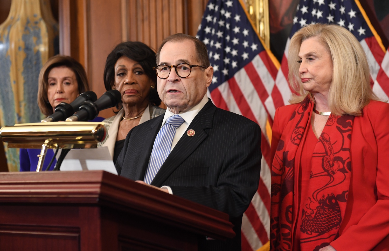 ހައުސްގެ ޖުޑިޝަރީ ކޮމިޓީގެ ޗެއާމަން ޖެރީ ނަޑްލާ (މ) ނޫސްވެރިންނާ ވާހަކަ ދައްކަވަނީ. --ފޮޓޯ:އޭއެފްޕީ