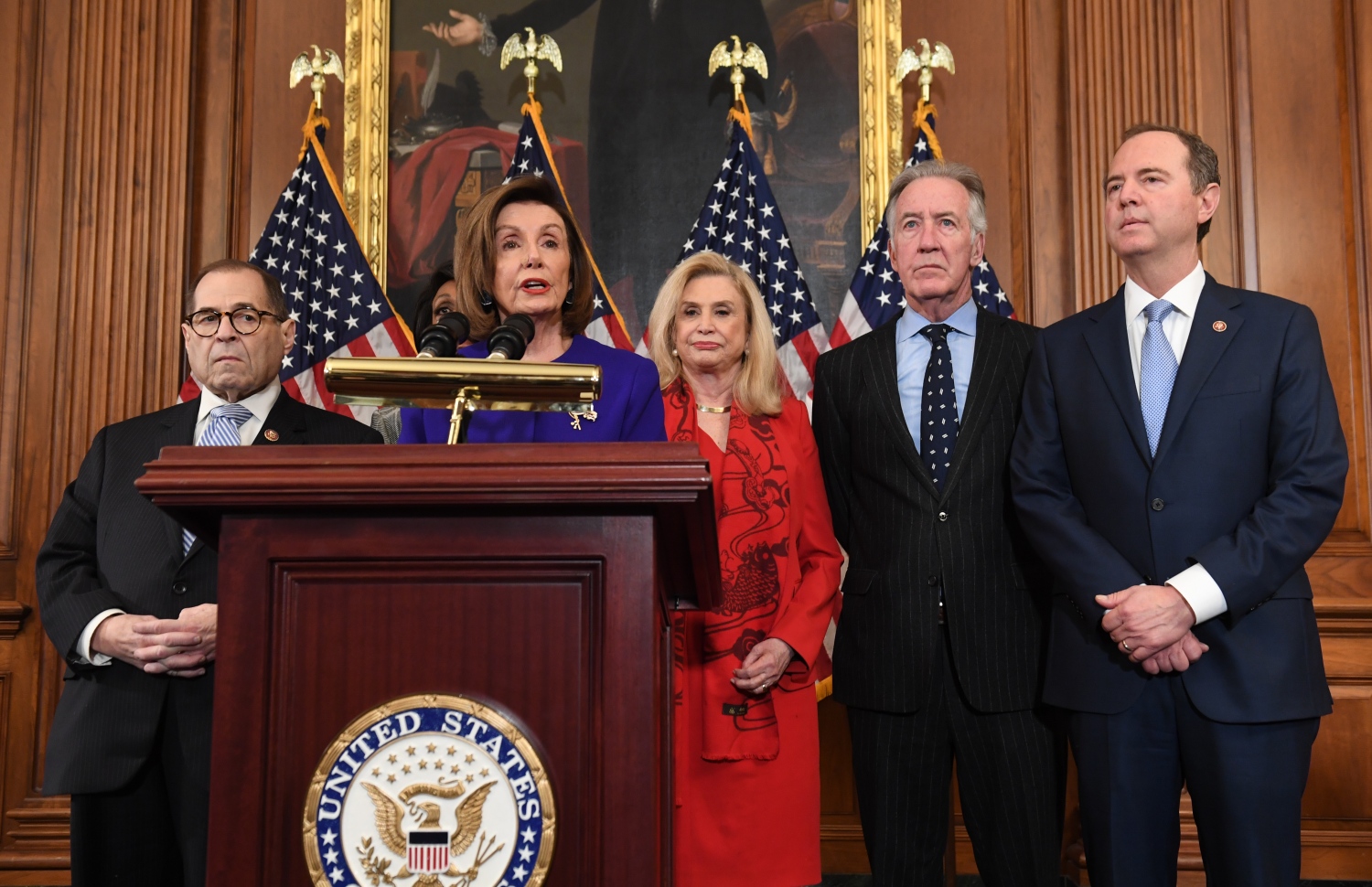 ހައުސްގެ ސްޕީކާ ނެންސީ ޕެލޯސީ (މ) އިންޓަލިޖެންސް ކޮމިޓީގެ ޗެއާމަން އެޑަމް ޝިފް (ކ) އަދި ޖުޑިޝަރީ ކޮމިޓީގެ ޗެއާމަން ޖެރީ ނަޑްލާ (ވ) އާ އެކު އިއްޔެ ނޫސްވެރިންނާ ވާހަކަ ދައްކަވަނީ. --ފޮޓޯ:އޭއެފްޕީ