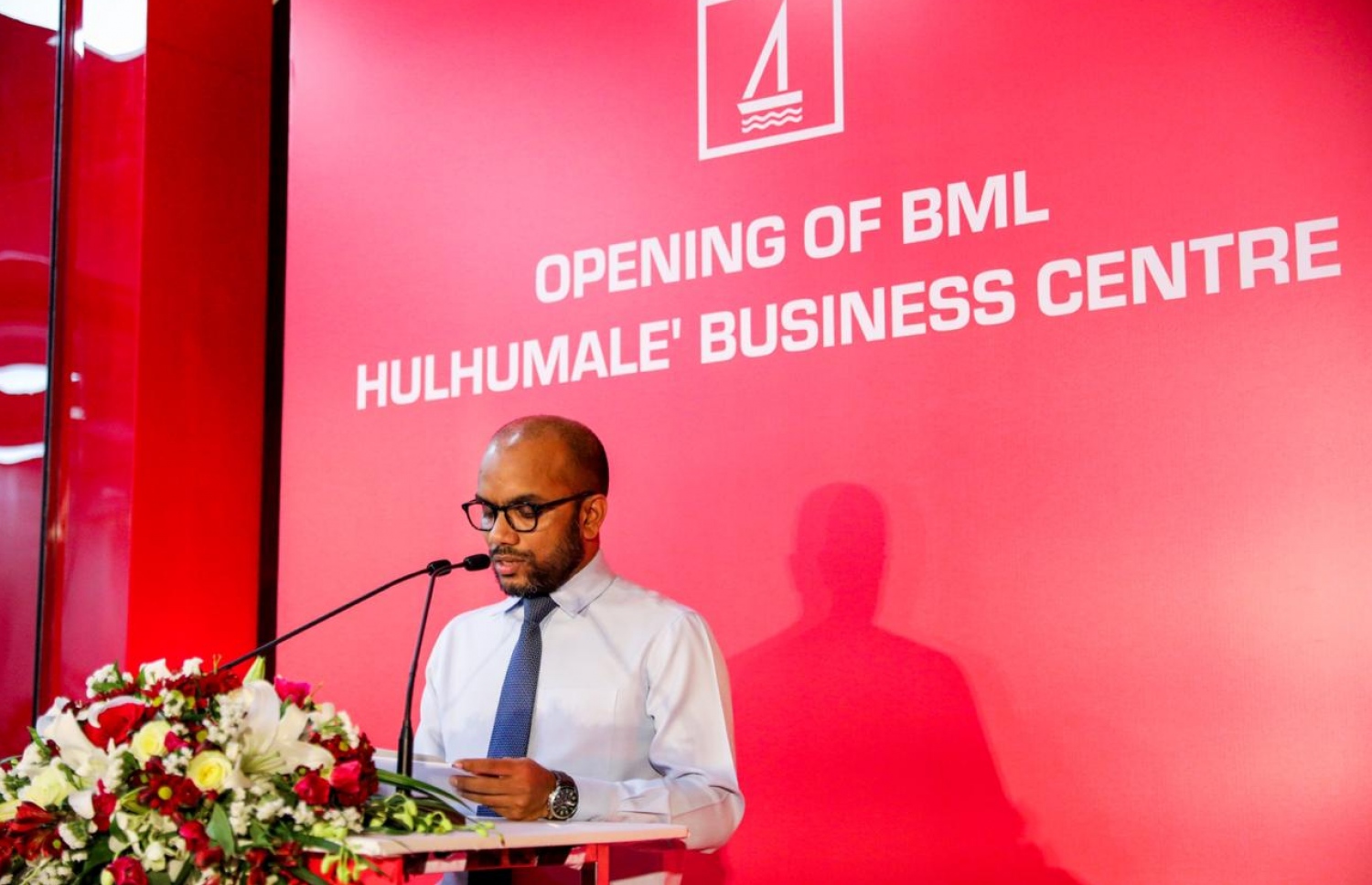 ހުޅުމާލެ ބިޒްނަސް ސެންޓާ ހުޅުވުމުގެ ރަސްމިއްޔާތުގައި މިނިސްޓަރު އަމީރު ވާހަކަ ދައްކަވަނީ. -- ފޮޓޯ: ބީއެމްއެލް