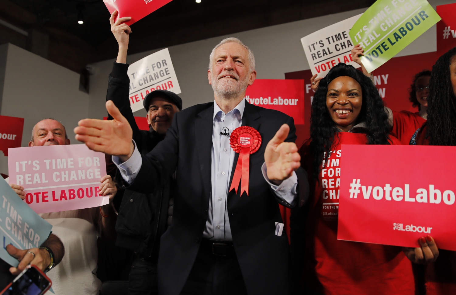 އާއްމު އިންތިޚާބަށް ލޭބާ ޕާޓީގެ ލީޑަރު ޖެރެމީ ކޯބީން ކެމްޕޭން ކުރައްވަނީ. --ފޮޓޯ؛އޭއެފްޕީ