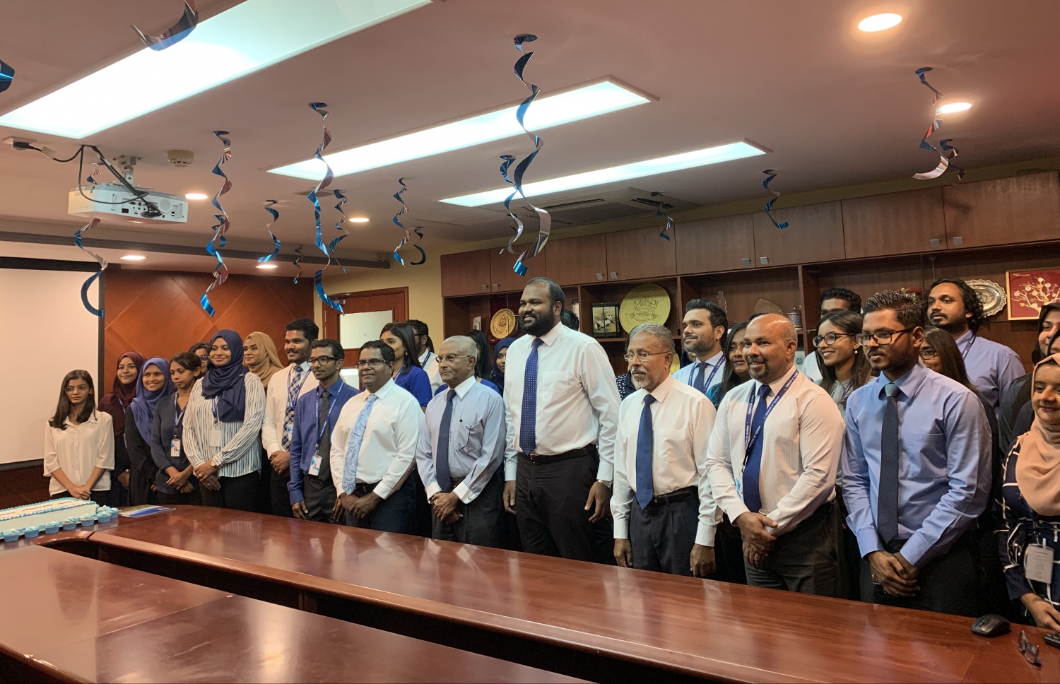 ކުރީގެ ބައެއް މިނިސްޓަރުންނާއި މިނިސްޓްރީގެ ސްޓާފުންނާއެކު މިނިސްޓަރު އަލީ ވަހީދު ފޮޓޯއަކަށް ހުއްޓިގެން-- ފޮޓޯ: މިހާރު