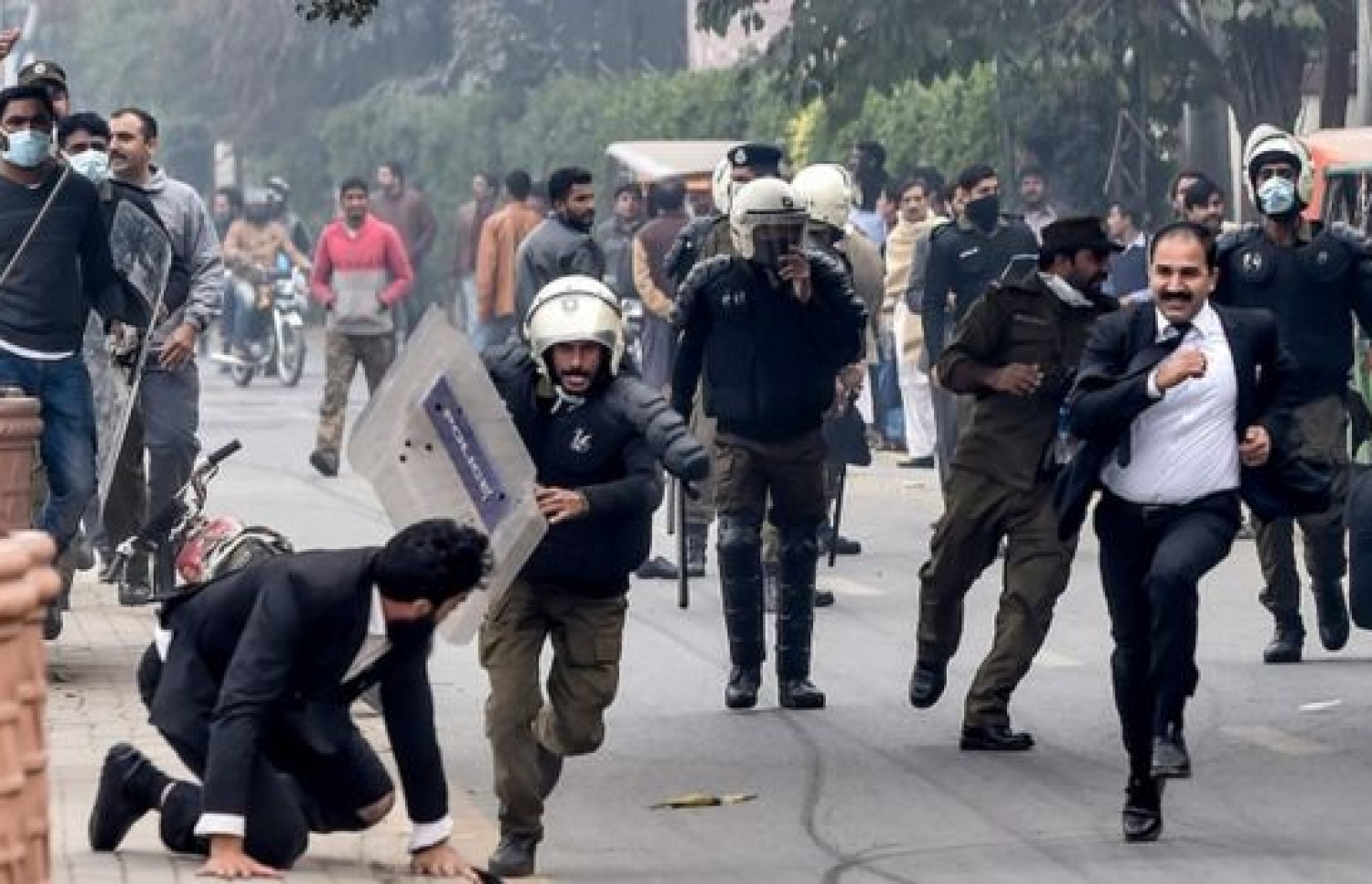 ޑޮކްޓަރުންނާ ކުރިމަތިލީ ވަކީލުންގެ ފަހަތުން ފުލުހުން ދުވަނީ. --ފޮޓޯ:އޭއެފްޕީ