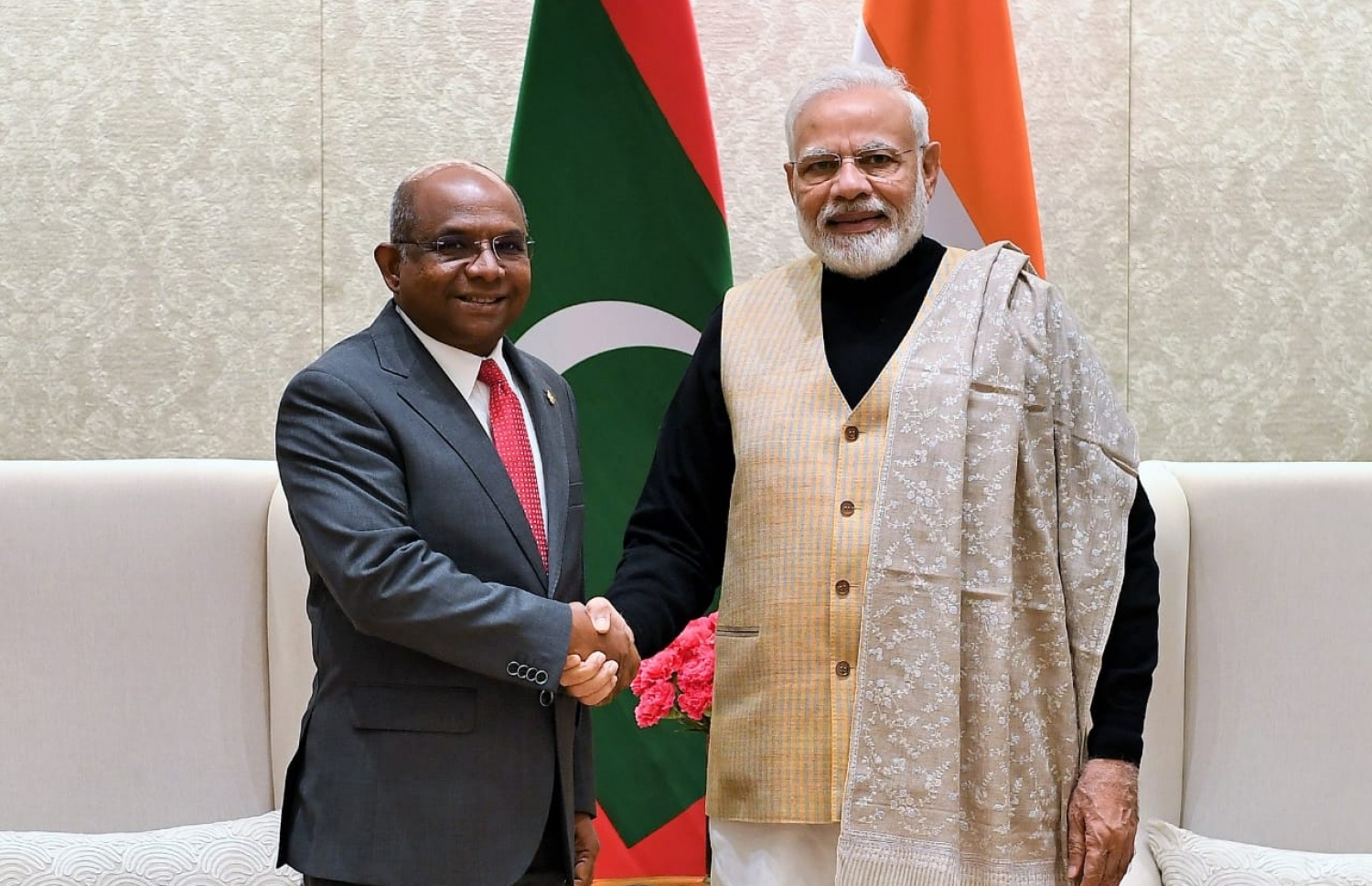 ފޮރިން މިނިސްޓަރު އަބްދުﷲ ޝާހިދު (ވ)، އިންޑިއާގެ ބޮޑުވަޒީރު މޯދީއާ ސަލާމްކުރައްވަނީ.-- ފައިލް ފޮޓޯ: ފޮރިން މިނިސްޓްރީ