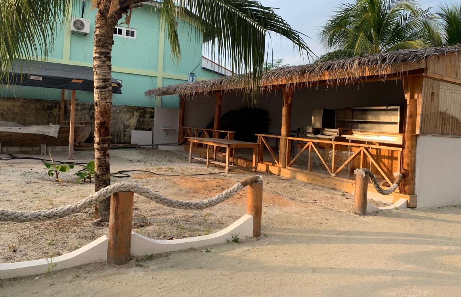 ގާފަރުގައި ހަދަމުން އަންނަ ޖާބިރުގެ ރެސްޓޯރަންޓު.