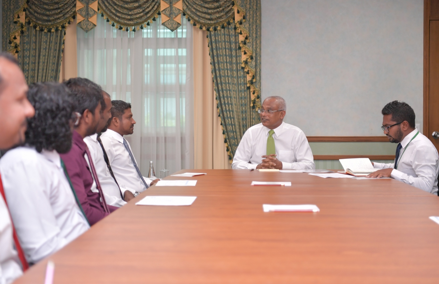 ހިންމަފުށީ ކައުންސިލަރުންނާ ރައީސް ބައްދަލު ކުރައްވަނީ: ކައުންސިލްތަކަށް މިހާރު ދިމާވާ ގޮންޖެހުންތަކަށް މަޝްވަރާކޮށް ހައްލުތަކެއް ހޯދާ ގޮތަށް ވަނީ ނިންމާފައި. --  ފޮޓޯ | ރައީސް އޮފީސް