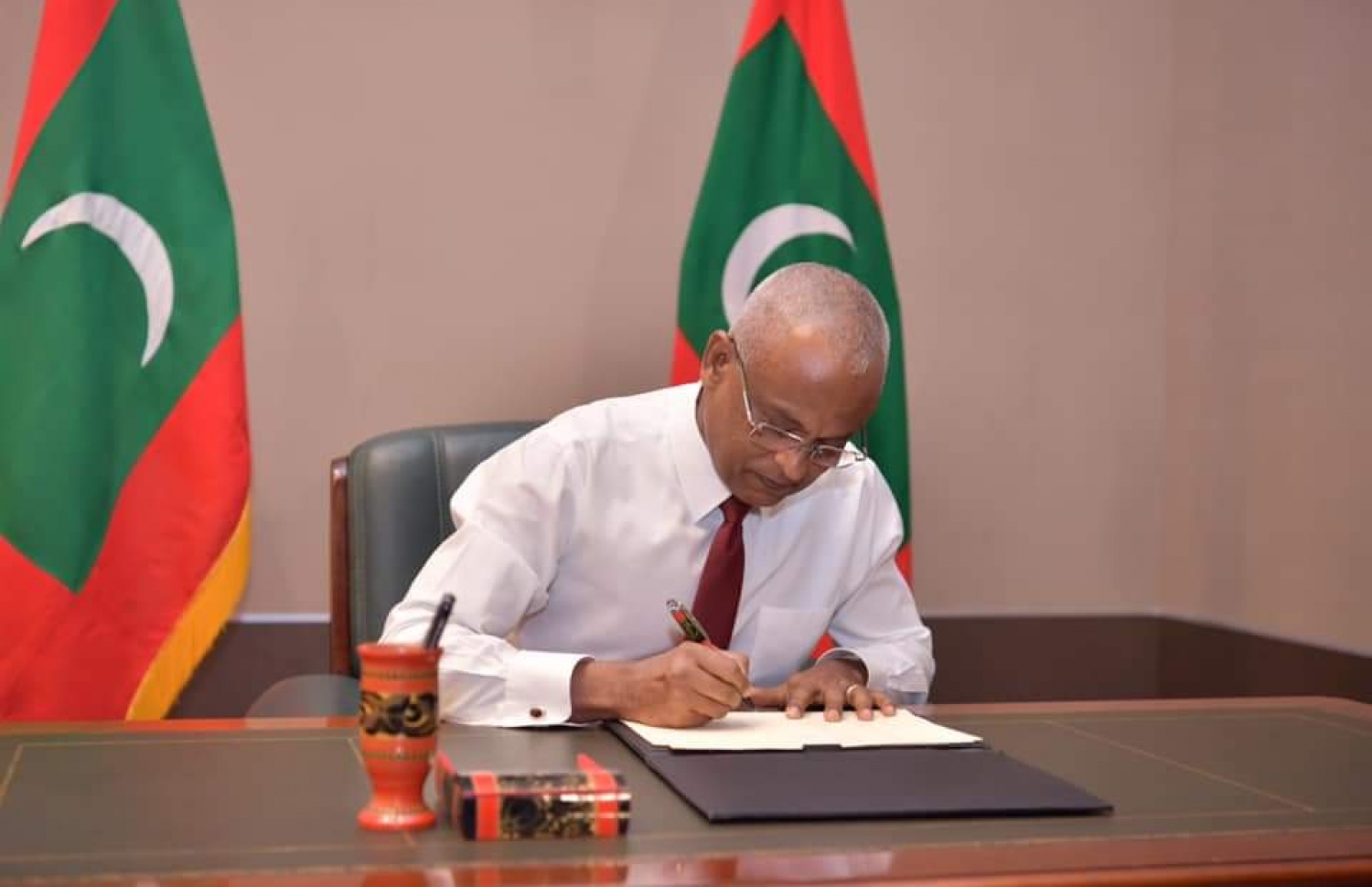 ރައީސް އިބްރާހިް މުހައްމަދު ސޯލިހް: ލާމަރުކަޒީ ގާނޫނަށް ގެނައި އިސްލާހުތައް ރައީސް މިއަދު ވަނީ ތަސްދީގު ކުރައްވާފައި.