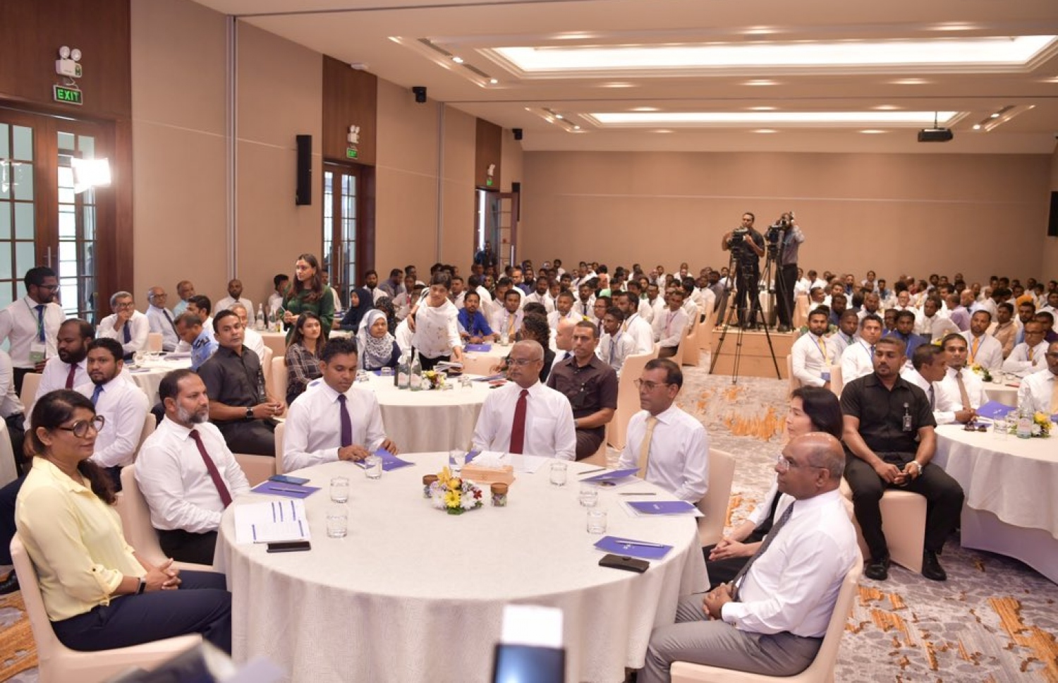 ކައުންސިލަރުންނާ އެކު މަހާސިންތާ ފެށުމުގެ ރަސްމިއްޔާތުގައި ރައީސާއި ރައްޔިތުންގެ މަޖިލީހުގެ ރައީސް އަދި ސަރުކާރުގެ ވަޒިރުން ބައިވެރިވެވަޑައިގަންނަވަނީ. --ފޮޓޯ/ރައީސް އޮފީސް