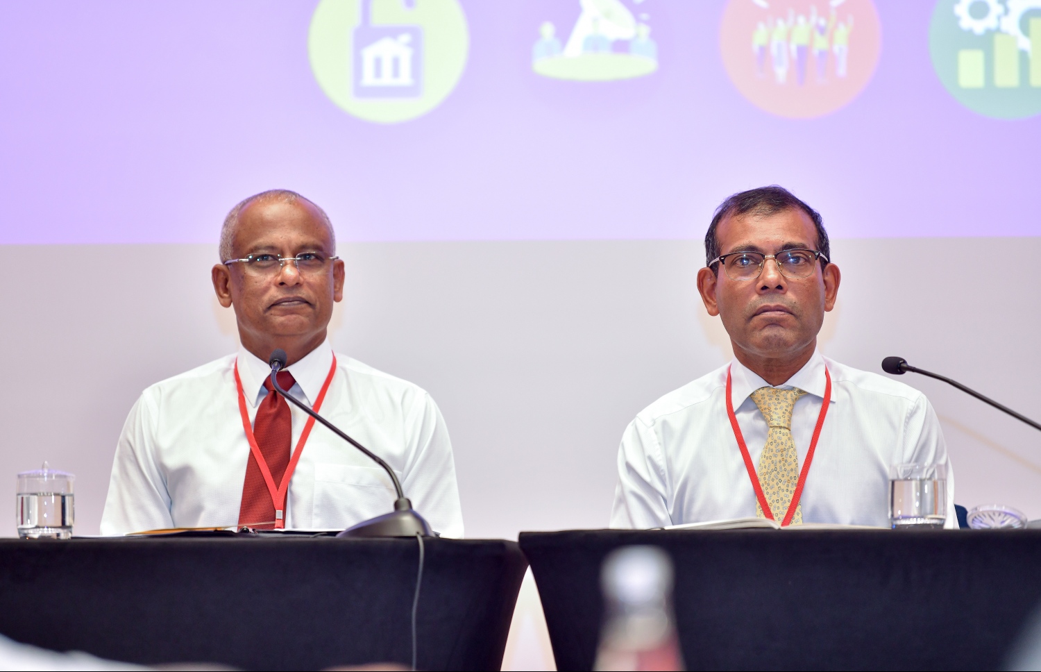 ޑިސެމްބަރު 15، 2019: ރާއްޖޭގެ ހުރިހާ ކައުންސިލްތައް ހިމެނޭ ގޮތުން ކްރޮސް ރޯޑްސްގައި ދެ ދުވަހަށް ފެށި "ވިއަވަތި ރާއްޖެ" މަހާސިންތާގައި ރައީސް އިބްރާހިމް މުހައްމަދު ސޯލިހާއި(ވ) މަޖިލީހުގެ ރައީސް މުހައްމަދު ނަޝީދު(ކ) ބައިވެރިވެވަޑައިގަންނަވަނީ --. ފޮޓޯ: ނިޝާން އަލީ/މިހާރު