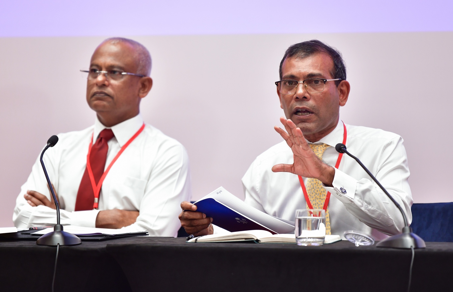 ރައީސް އިބްރާހިމް މުހައްމަދު ސޯލިހާއި ނަޝީދު: ރައީސުލްޖުމްހޫރިއްޔ ކަން ކުރައްވާފައިވާ ގޮތް ހާމަކުރައްވާނެ ކަމަށާއި ވަޒީރުން އެކަމާ ނުބެހި ތިއްބެވުމަށް ނަޝީދު އެދިވަޑައިގަތް. -- ފޮޓޯ | މިހާރު