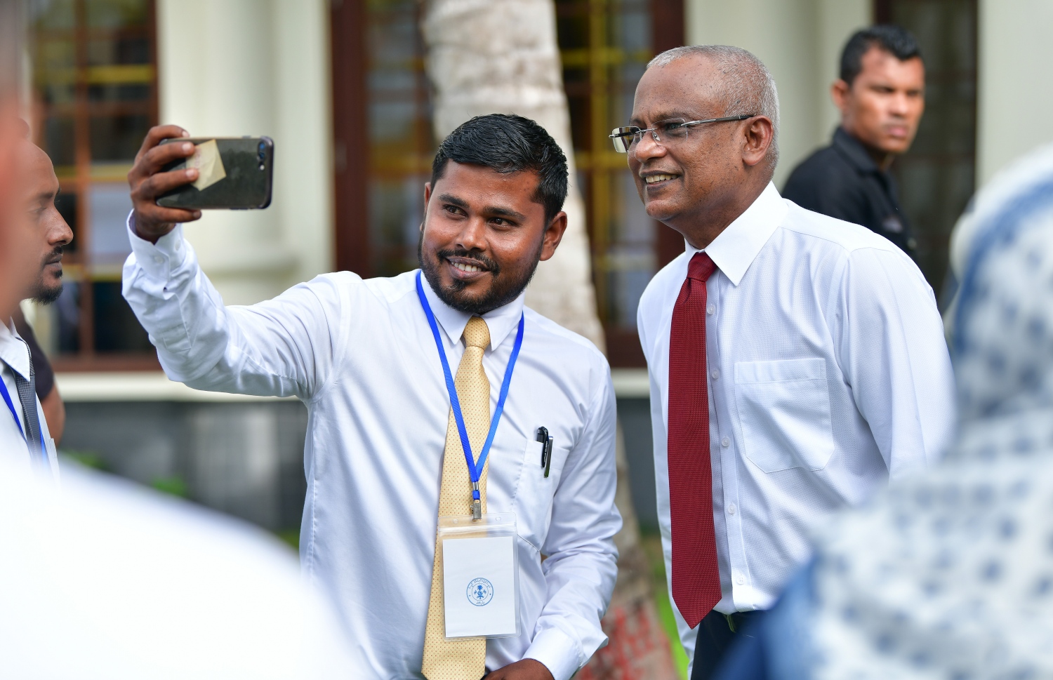 ޑިސެމްބަރު 15، 2019: ރާއްޖޭގެ ހުރިހާ ކައުންސިލްތައް ހިމެނޭ ގޮތުން ކްރޮސް ރޯޑްސްގައި ދެ ދުވަހަށް ފެށި "ވިއަވަތި ރާއްޖެ" މަހާސިންތާގައި ބައިވެރި ކައުންސިލަރަކާ އެކު ރައީސް އިބްރާހިމް މުހައްމަދު ސޯލިހް ސެލްފީއެއް ނަންގަވަނީ --. ފޮޓޯ: ނިޝާން އަލީ/މިހާރު