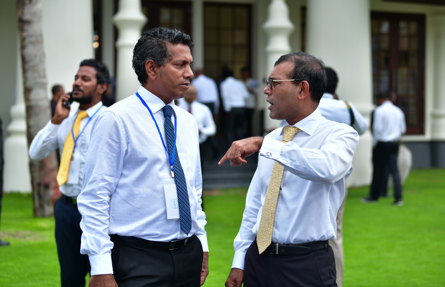 ރައްޔިތުންގެ މަޖިލިހުގެ ރައީސް މުހައްމަދު ނަޝީދާއި އައްޑޫގެ މޭޔަރު ސޯދިގް މަޝްވަރާއެއްގައި. --- ފޮޓޯ: ނިޝާން އަލީ/ މިހާރު