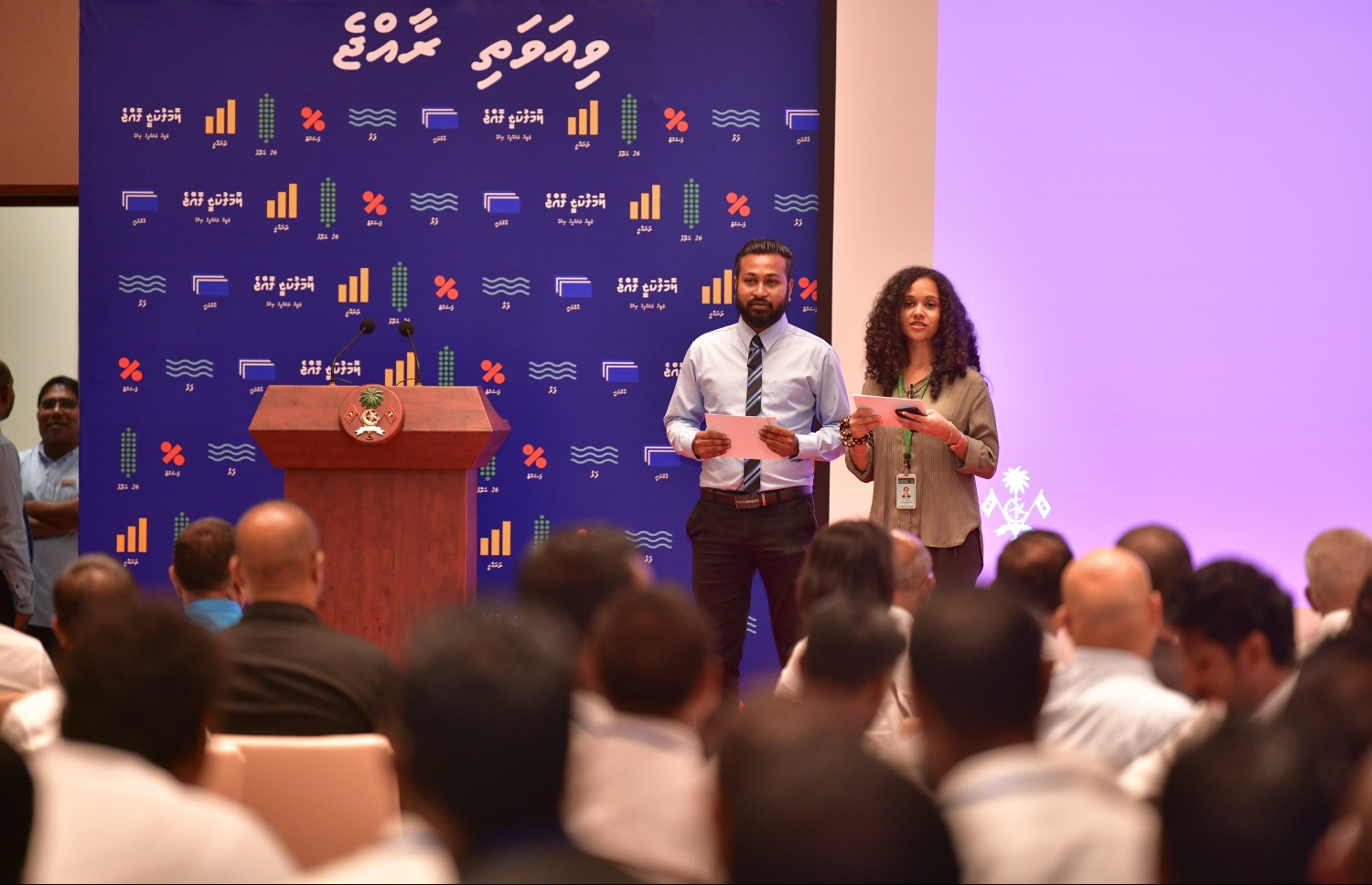 ޑިސެމްބަރު 15، 2019: ރާއްޖޭގެ ހުރިހާ ކައުންސިލްތައް ހިމެނޭ ގޮތުން ކްރޮސް ރޯޑްސްގައި ދެ ދުވަހަށް ފެށި "ވިއަވަތި ރާއްޖެ" މަހާސިންތާގެ ތެރެއިން: މި ހަފުލާގައި ވާހަކަ ދައްކަވަމުން ރައީސް އިބްރާހިމް މުހައްމަދު ސޯލިހް ވިދާޅުވީ ބާރުތައް މުށުތެރެއަށް ލުމަކީ ވެރިކަން ކުރަން ފަސޭހަ ގޮތަކަށް ވި ނަމަވެސް ވެރިކަމުގެ ލައްޒަތާއި ޖާހު މަތިކުރަން އެމަނިކުފާނު އެކަން ނުކުރައްވާނެ ކަމަށް--. ފޮޓޯ: ނިޝާން އަލީ/މިހާރު