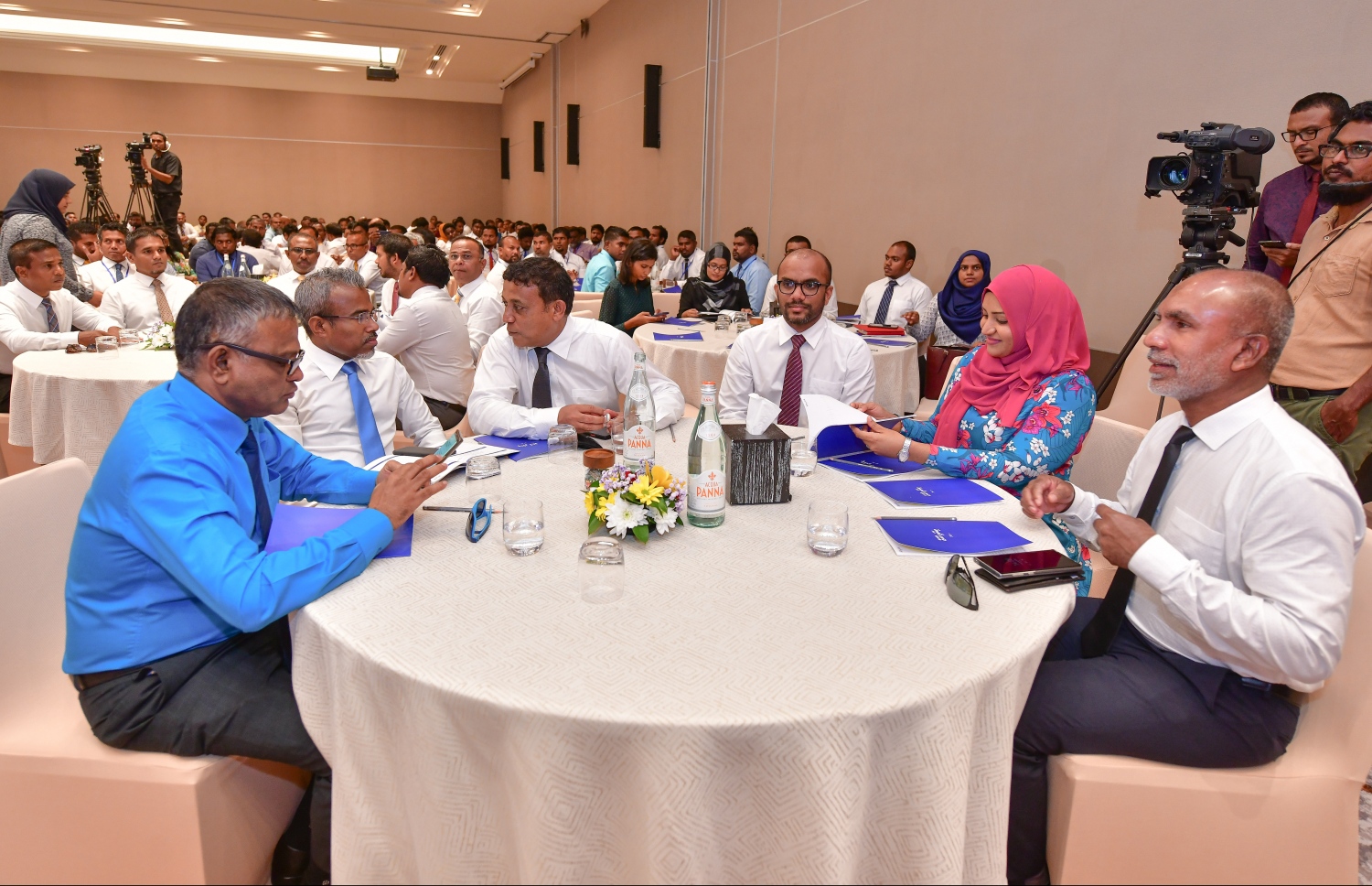 ޑިސެމްބަރު 15، 2019: ރާއްޖޭގެ ހުރިހާ ކައުންސިލްތައް ހިމެނޭ ގޮތުން ކްރޮސް ރޯޑްސްގައި ދެ ދުވަހަށް ފެށި "ވިއަވަތި ރާއްޖެ" މަހާސިންތާގައި ސަރުކާރުގެ ބައެއް މިނިސްޓަރުން ބައިވެރިވެވަޑައިގަންނަވަނީ --. ފޮޓޯ: ނިޝާން އަލީ/މިހާރު