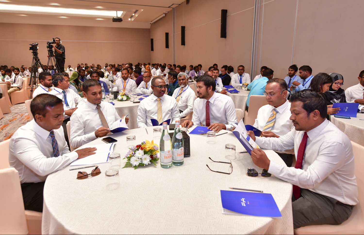 ޑިސެމްބަރު 15، 2019: ރާއްޖޭގެ ހުރިހާ ކައުންސިލްތައް ހިމެނޭ ގޮތުން ކްރޮސް ރޯޑްސްގައި ދެ ދުވަހަށް ފެށި "ވިއަވަތި ރާއްޖެ" މަހާސިންތާގައި އެމްޑީޕީގެ ބައެއް މަޖިލީސް މެމްބަރުން ބައިވެރިވެވަޑައިގަންނަވަނީ --. ފޮޓޯ: ނިޝާން އަލީ/މިހާރު