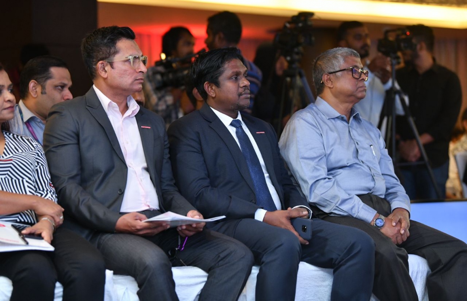 އުރީދޫގެ ހާއްސަ އާންމު ޖަލްސާގައި ބައިވެރިވި ބައެއް މީހުން: ކުންފުނީގެ ހިއްސާދާރުން ވަނީ އަސާސީ ގަވައިދާއި ހިންގާ ގަވައިދަށް އިސްލާހު ގެނައުމަށް ތާއީދުކޮށްފައި-- ފޮޓޯ: ހުސައިން ވަހީދު/ މިހާރު