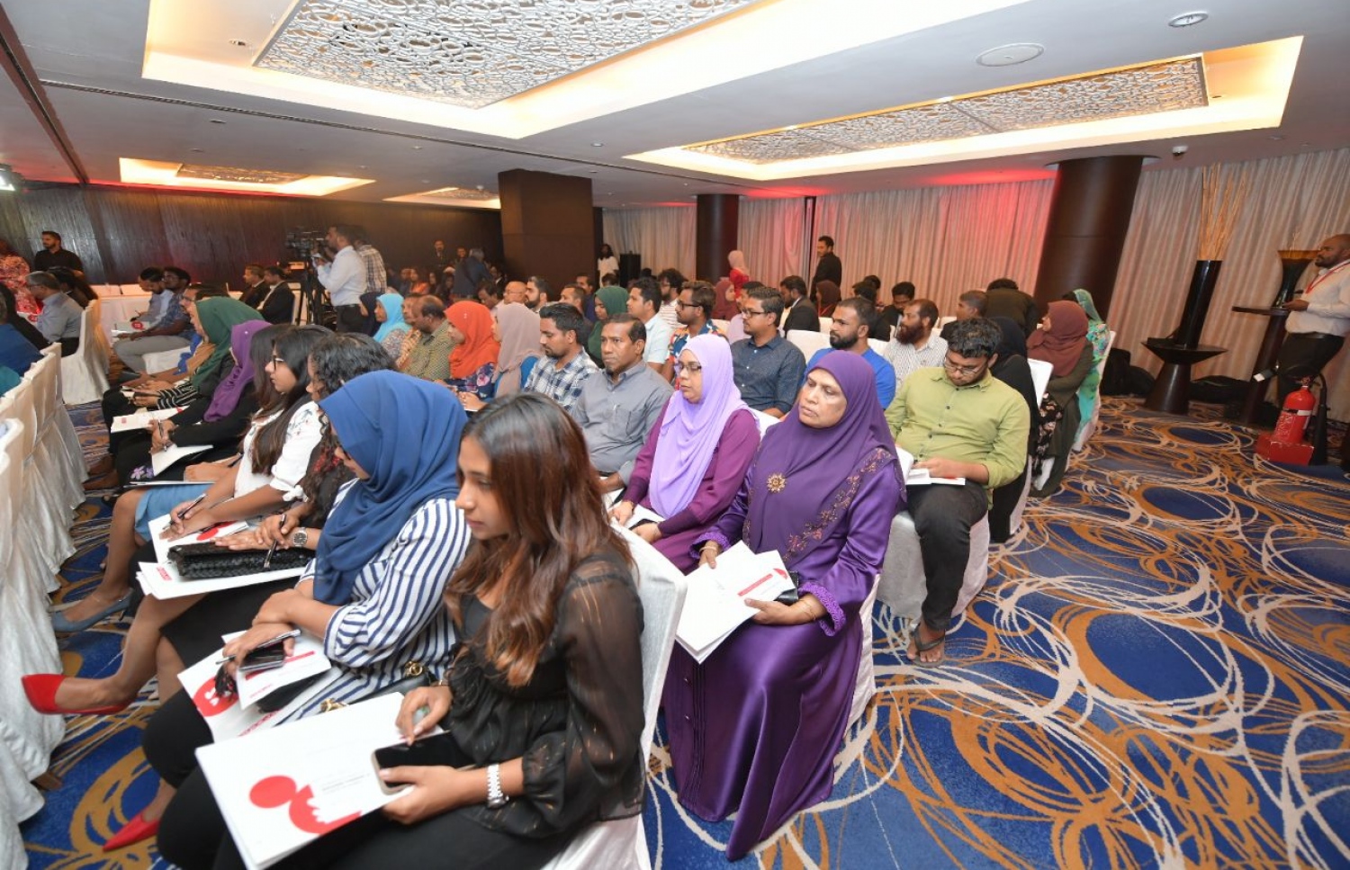 އުރީދޫގެ ހާއްސަ އާންމު ޖަލްސާގައި ބައިވެރިވި ބައެއް ހިއްސާދާރުން--ފޮޓޯ: ހުސައިން ވަހީދު