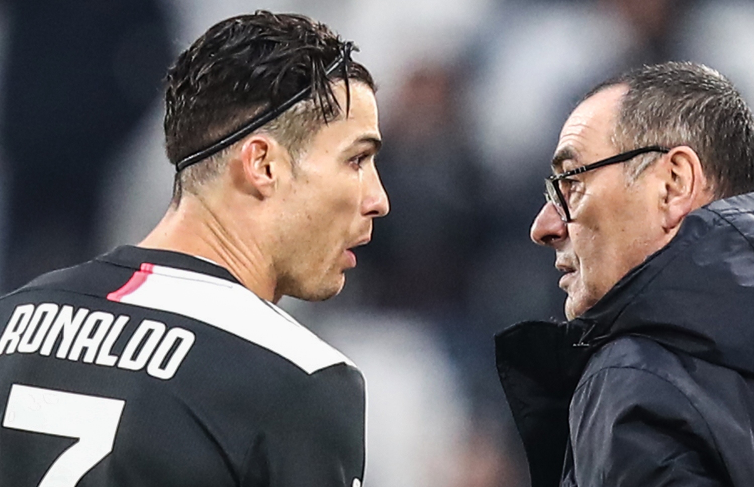 މެޗެއްގެ ތެރެއިން ސާރީ (ކ) އާއި ރޮނާލްޑޯ ވާހަކަ ދައްކަނީ.-- ފޮޓޯ: އޭއެފްޕީ