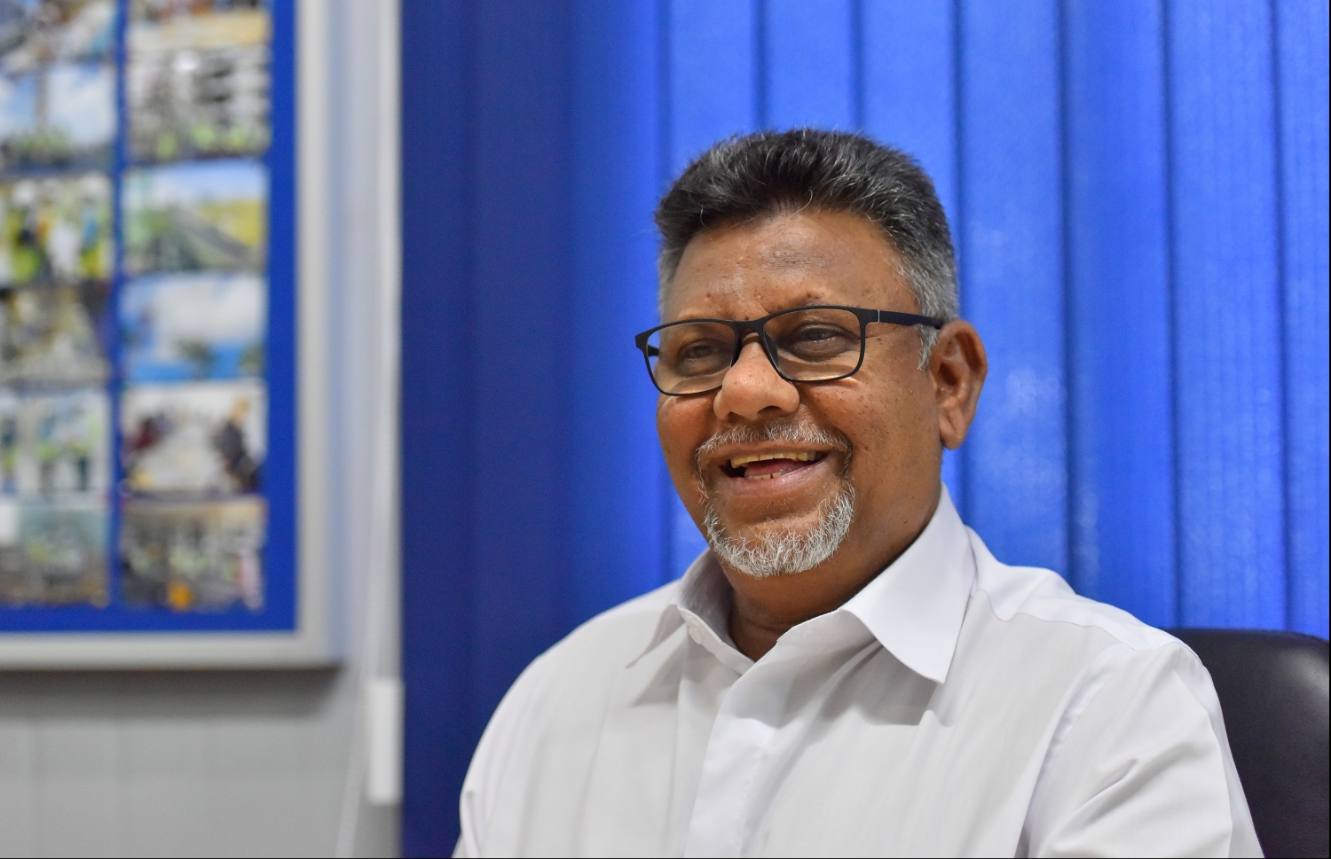 ޖާހްގެ ކޯ ފައުންޑަރު ޖައުފަރު އިއްޔެ "މިހާރު" ގެ ނޫސްވެރިންނާ އެކު.---ފޮޓޯ: ހުސައިން ވަހީދު/މިހާރު